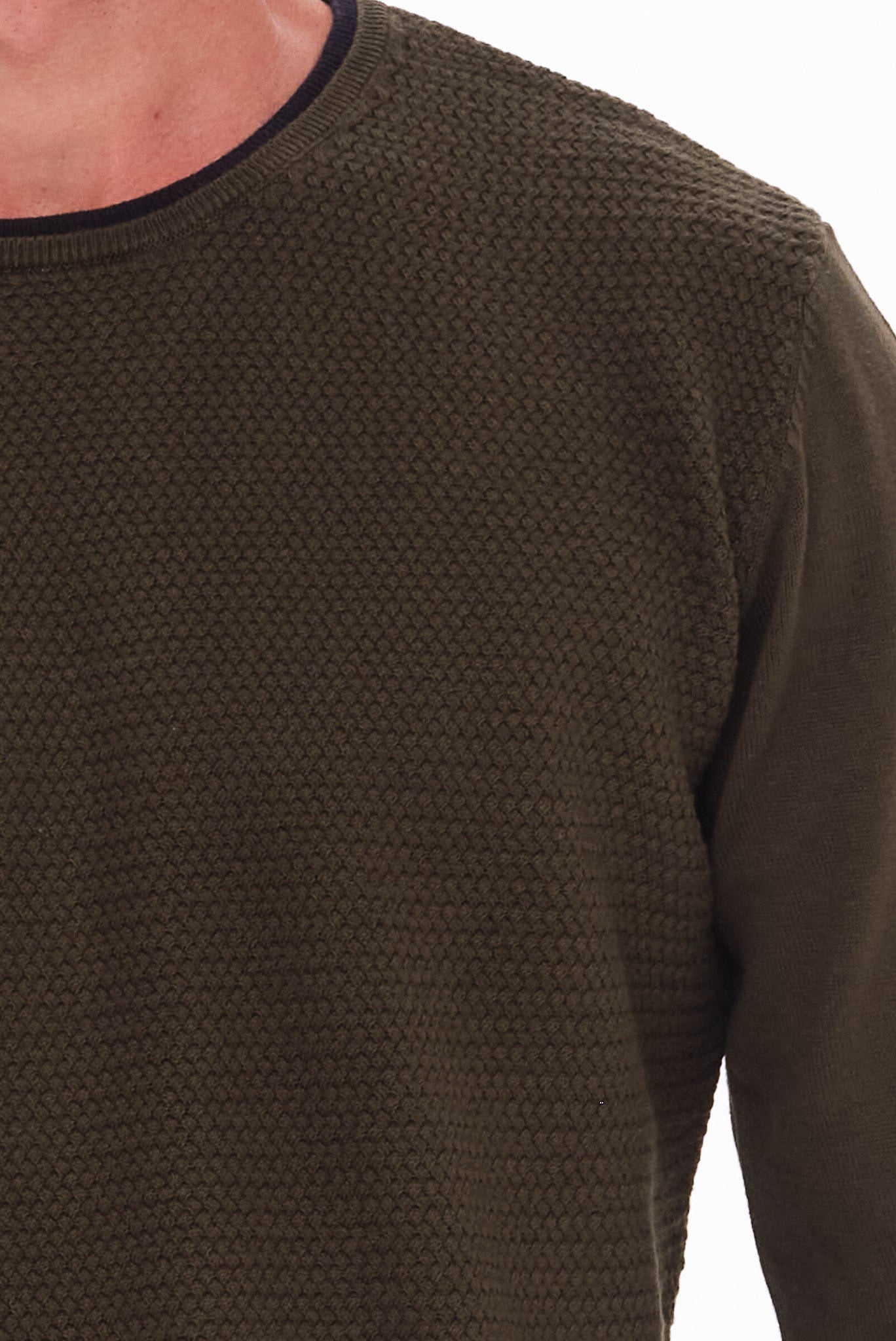 ΑΝΔΡΙΚΟ ΠΟΥΛΟΒΕΡ LES GENT'S ΛΑΔΙ ΜΕ ΛΑΙΜΟΚΟΨΗ ΚΑΙ ΜΙΚΡΟΣΧΕΔΙΟ REGULAR FIT