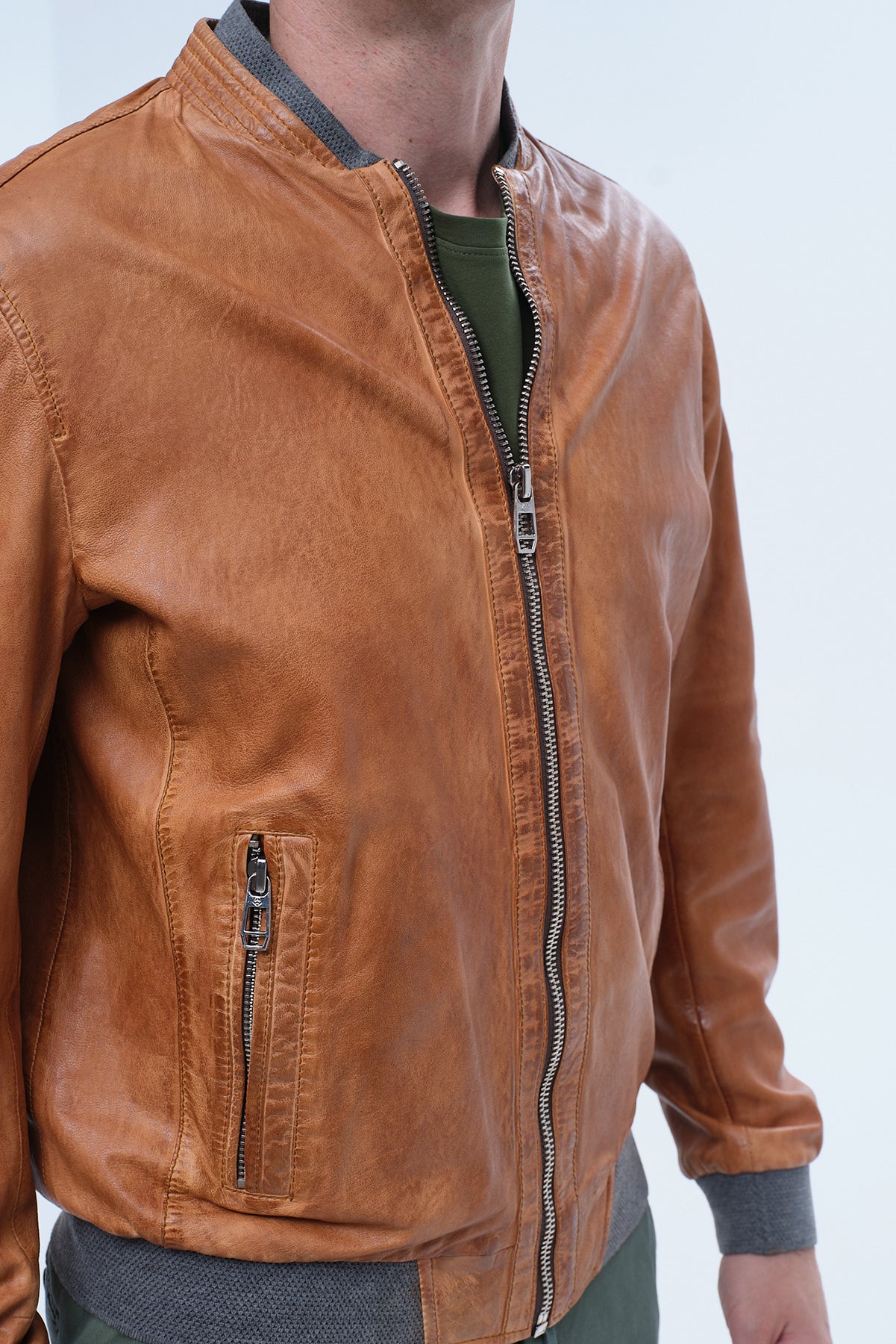 ΑΝΔΡΙΚΟ ΔΕΡΜΑΤΙΝΟ ΜΠΟΥΦΑΝ BOMBER MILESTONE ΣΕ ΤΑΜΠΑ ΧΡΩΜΑ