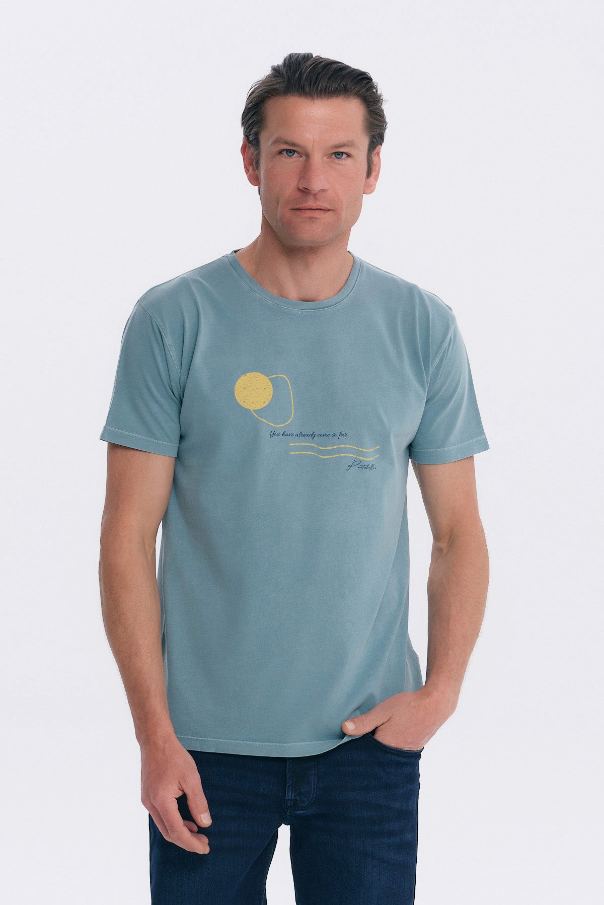 ΑΝΔΡΙΚΟ ΚΟΝΤΟΜΑΝΙΚΟ T-SHIRT ΣΤΟ ΧΡΩΜΑ ΤΗΣ ΜΕΝΤΑΣ ΜΕ ΣΤΑΜΠΑ ΣΤΟ ΣΤΗΘΟΣ PORTOBELLO'S