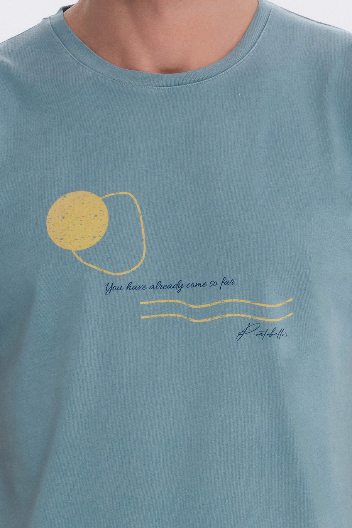 ΑΝΔΡΙΚΟ ΚΟΝΤΟΜΑΝΙΚΟ T-SHIRT ΣΤΟ ΧΡΩΜΑ ΤΗΣ ΜΕΝΤΑΣ ΜΕ ΣΤΑΜΠΑ ΣΤΟ ΣΤΗΘΟΣ PORTOBELLO'S