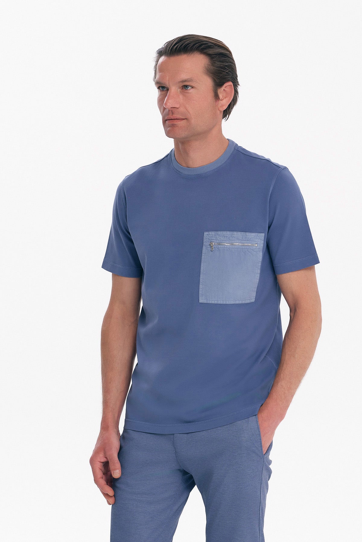 ΑΝΔΡΙΚΟ ΜΠΛΕ ΡΑΦ T-SHIRT ΚΟΝΤΟΜΑΝΙΚΟ ΜΕ ΤΣΕΠΗ ΣΤΟ ΣΤΗΘΟΣ