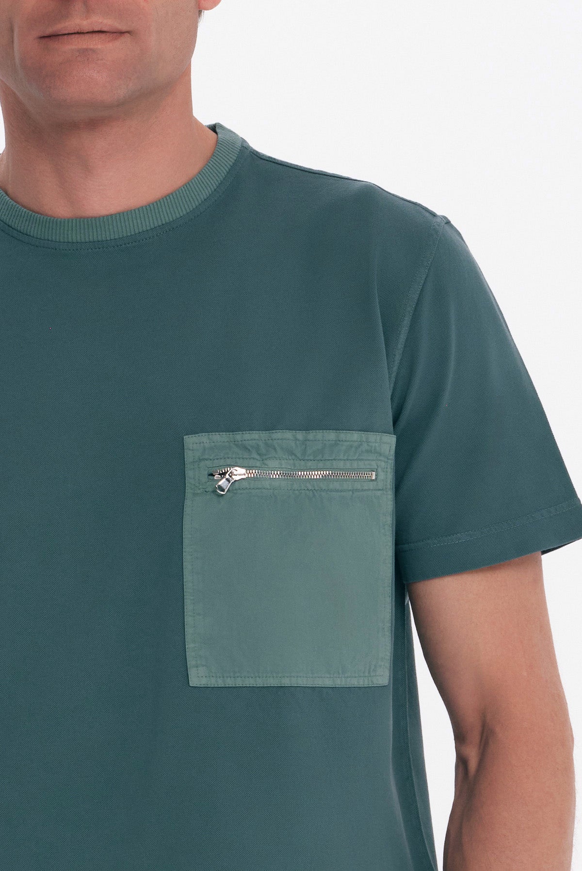 ΑΝΔΡΙΚΟ ΠΡΑΣΙΝΟ T-SHIRT ΚΟΝΤΟΜΑΝΙΚΟ ΜΕ ΤΣΕΠΗ ΣΤΟ ΣΤΗΘΟΣ