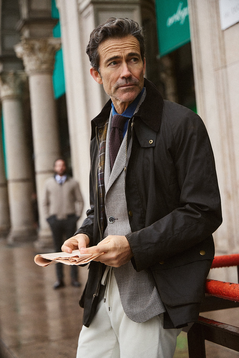 Λεπτομέρεια ανδρικού look Portobello’s με τζάκετ, σακάκι και γραβάτα, φωτογραφημένο στη πλατεία Duomo του Μιλάνου στο πλαίσιο της καμπάνιας Fall–Winter 2026.