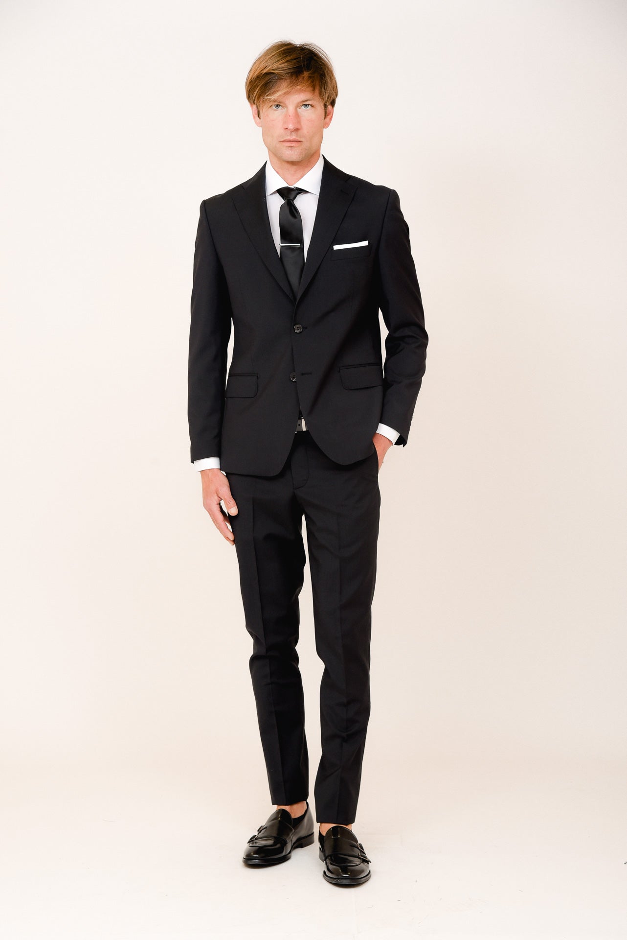 ΑΝΔΡΙΚΟ ΚΟΣΤΟΥΜΙ PORTOBELLO'S ΜΑΥΡΟ ΣΕ ΥΦΑΣΜΑ MARZOTTO SLIM FIT ΙΔΑΝΙΚΟ ΓΙΑ ΒΡΑΔΙΝΗ ΕΜΦΑΝΙΣΗ