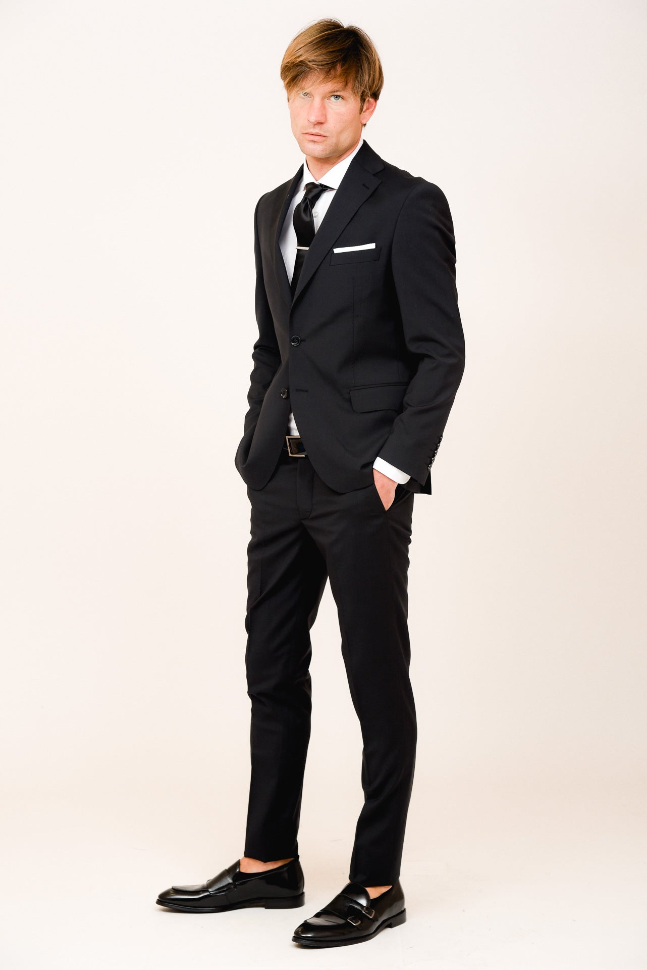 ΑΝΔΡΙΚΟ ΚΟΣΤΟΥΜΙ PORTOBELLO'S ΜΑΥΡΟ ΣΕ ΥΦΑΣΜΑ MARZOTTO SLIM FIT ΙΔΑΝΙΚΟ ΓΙΑ ΒΡΑΔΙΝΗ ΕΜΦΑΝΙΣΗ