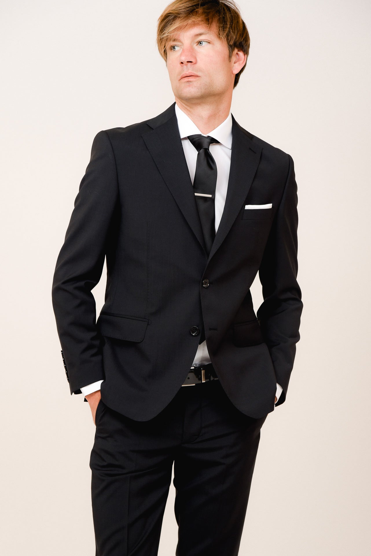 ΑΝΔΡΙΚΟ ΚΟΣΤΟΥΜΙ PORTOBELLO'S ΜΑΥΡΟ ΣΕ ΥΦΑΣΜΑ MARZOTTO SLIM FIT ΙΔΑΝΙΚΟ ΓΙΑ ΒΡΑΔΙΝΗ ΕΜΦΑΝΙΣΗ