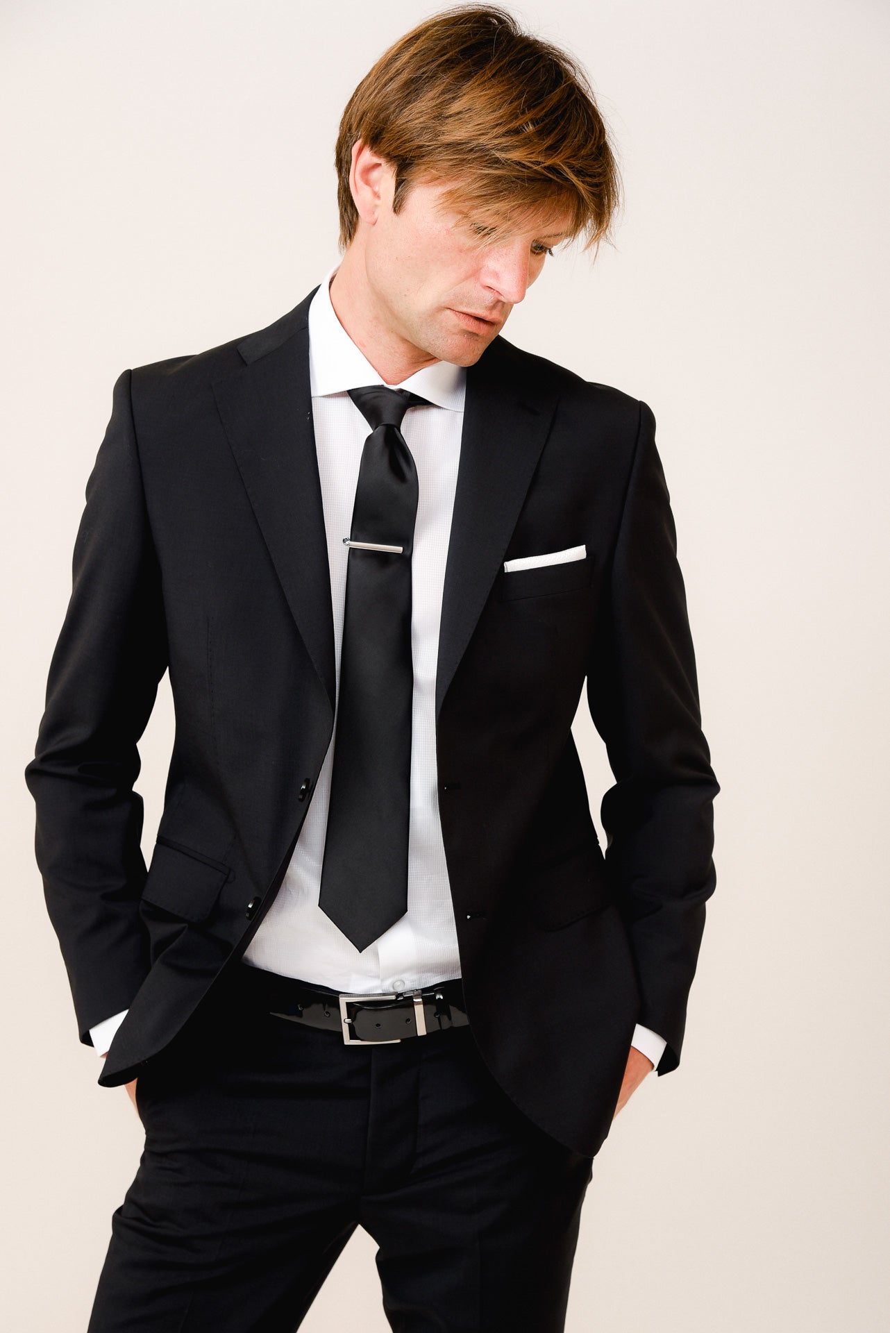 ΑΝΔΡΙΚΟ ΚΟΣΤΟΥΜΙ PORTOBELLO'S ΜΑΥΡΟ ΣΕ ΥΦΑΣΜΑ MARZOTTO SLIM FIT ΙΔΑΝΙΚΟ ΓΙΑ ΒΡΑΔΙΝΗ ΕΜΦΑΝΙΣΗ