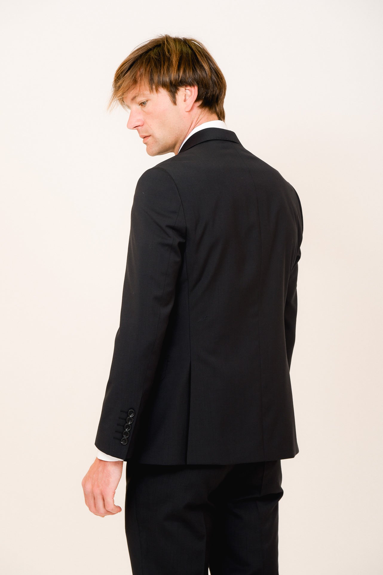 ΑΝΔΡΙΚΟ ΚΟΣΤΟΥΜΙ PORTOBELLO'S ΜΑΥΡΟ ΣΕ ΥΦΑΣΜΑ MARZOTTO SLIM FIT ΙΔΑΝΙΚΟ ΓΙΑ ΒΡΑΔΙΝΗ ΕΜΦΑΝΙΣΗ