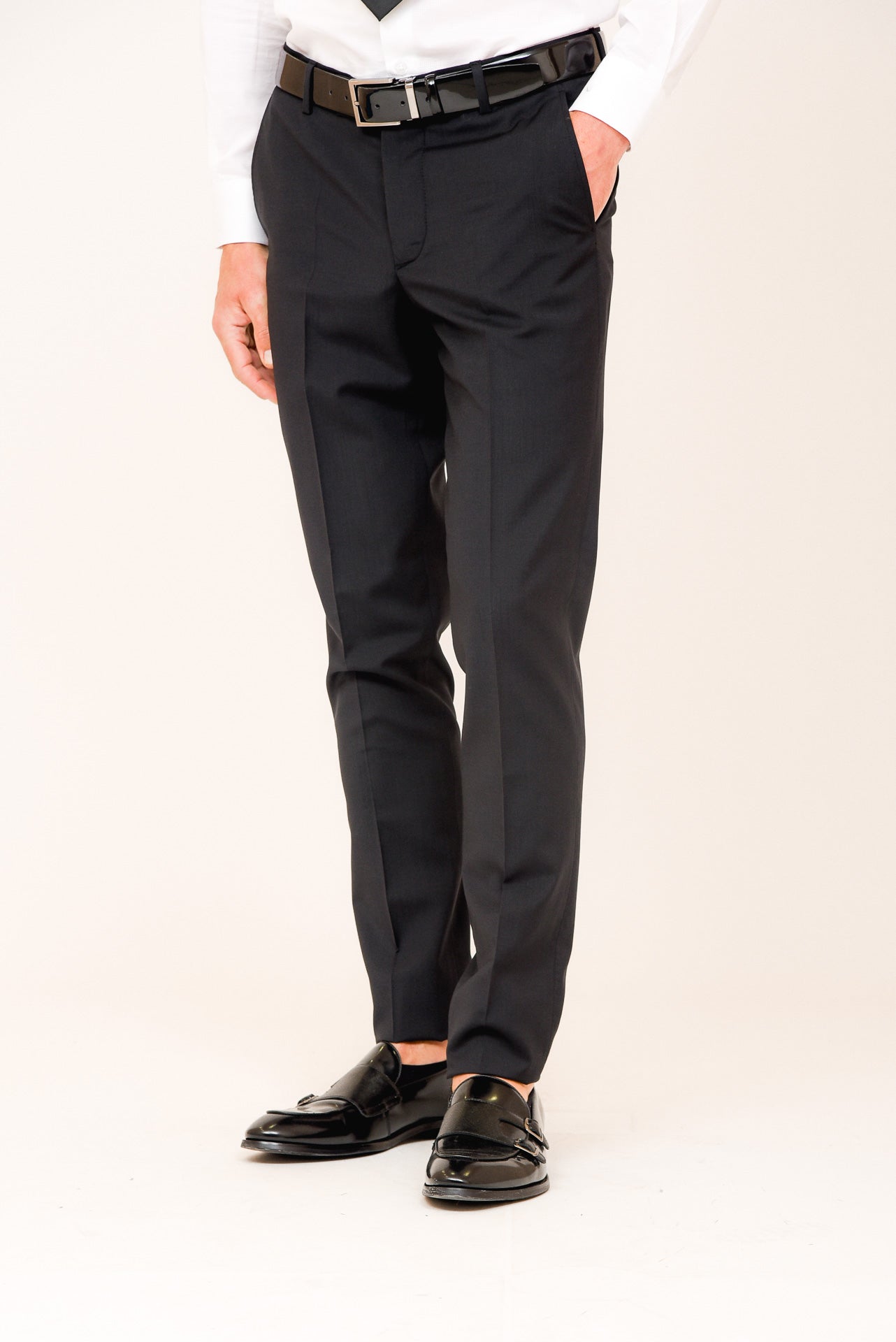 ΑΝΔΡΙΚΟ ΚΟΣΤΟΥΜΙ PORTOBELLO'S ΜΑΥΡΟ ΣΕ ΥΦΑΣΜΑ MARZOTTO SLIM FIT ΙΔΑΝΙΚΟ ΓΙΑ ΒΡΑΔΙΝΗ ΕΜΦΑΝΙΣΗ