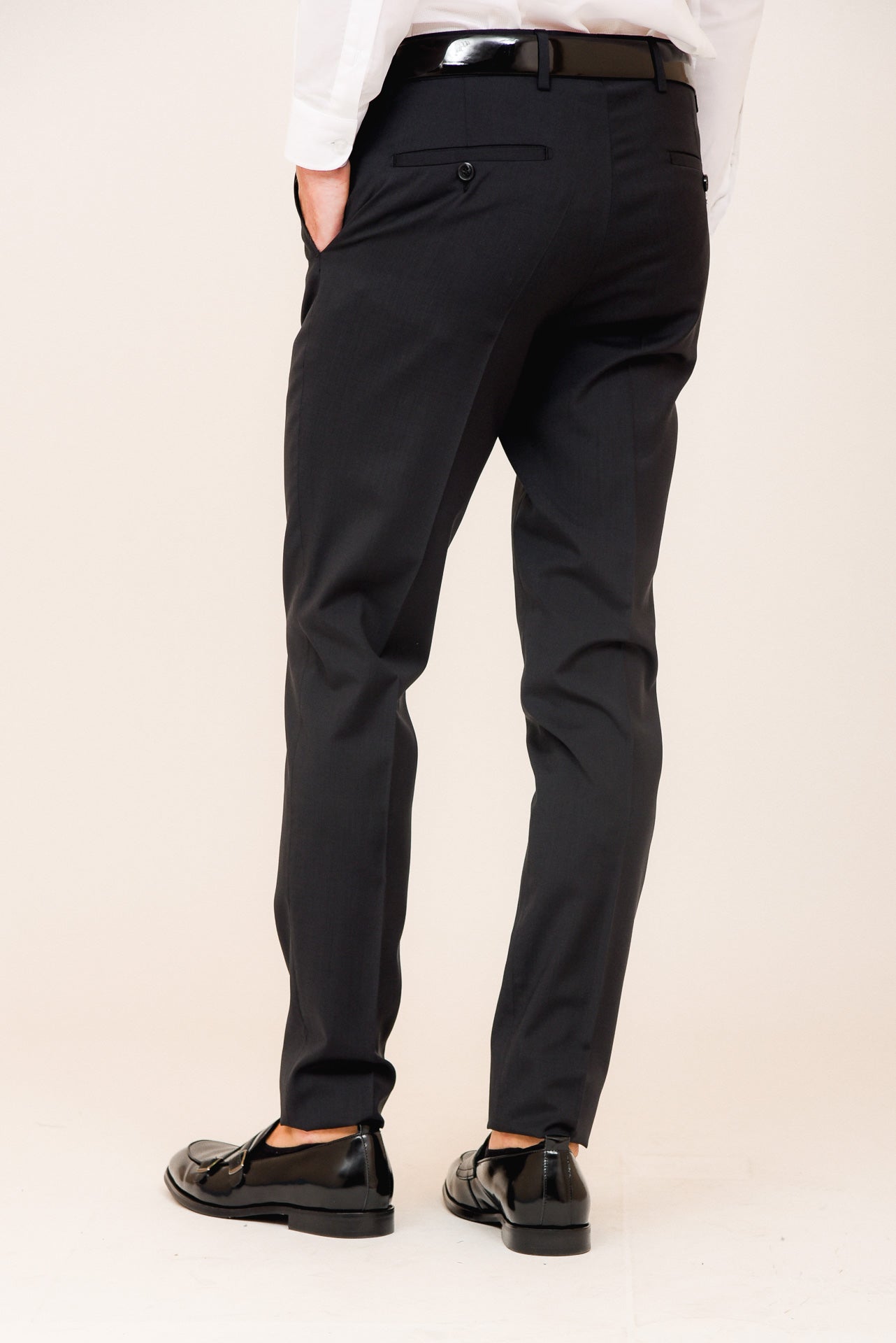 ΑΝΔΡΙΚΟ ΚΟΣΤΟΥΜΙ PORTOBELLO'S ΜΑΥΡΟ ΣΕ ΥΦΑΣΜΑ MARZOTTO SLIM FIT ΙΔΑΝΙΚΟ ΓΙΑ ΒΡΑΔΙΝΗ ΕΜΦΑΝΙΣΗ