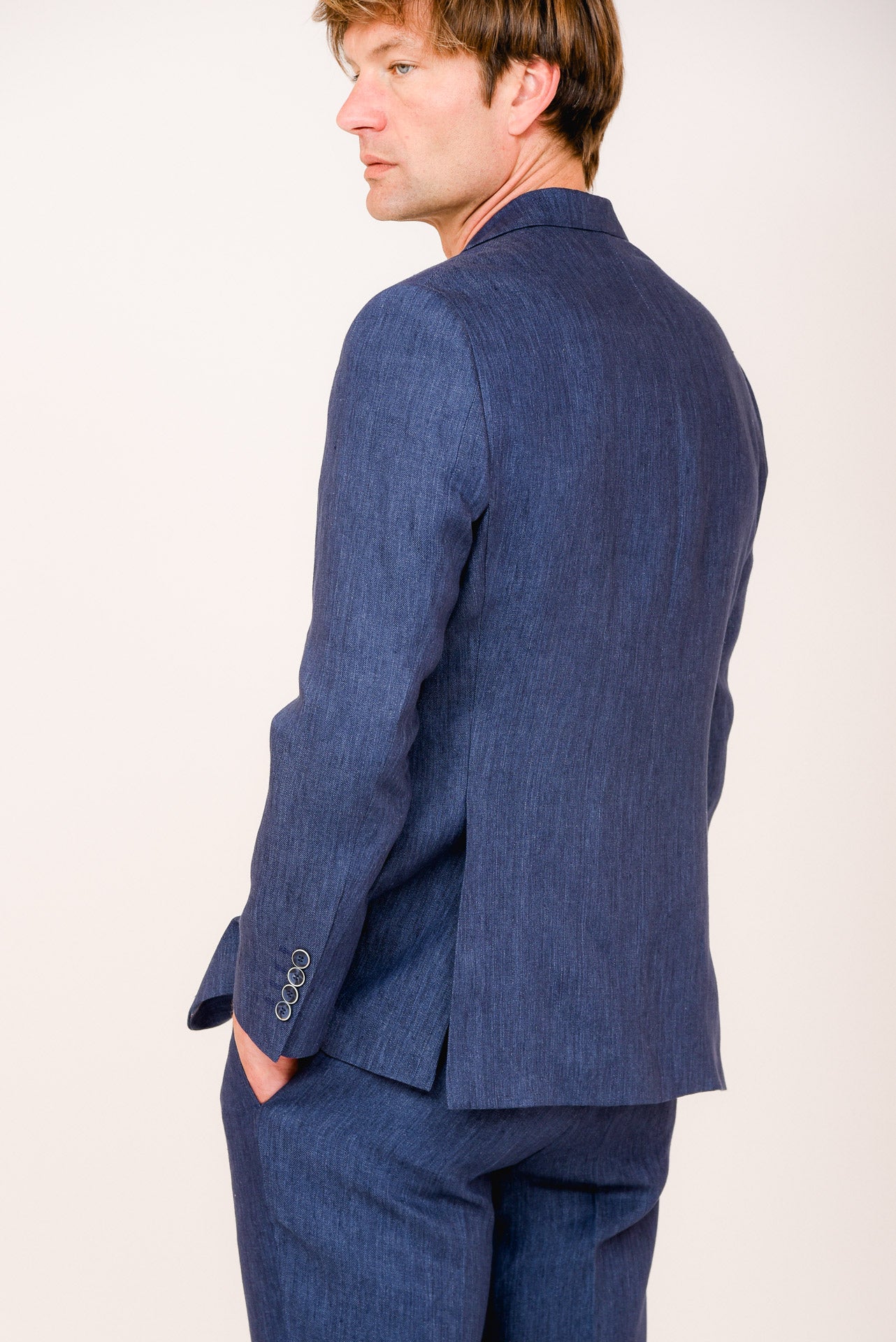 ΑΝΔΡΙΚΟ ΚΟΣΤΟΥΜΙ PORTOBELLO'S ΣΤΗΝ ΑΠΟΧΡΩΣΗ ΤΟΥ ΤΖΙΝ ΜΕ ΥΦΑΣΜΑ LEOMASTER ΑΠΟ ΛΙΝΟ