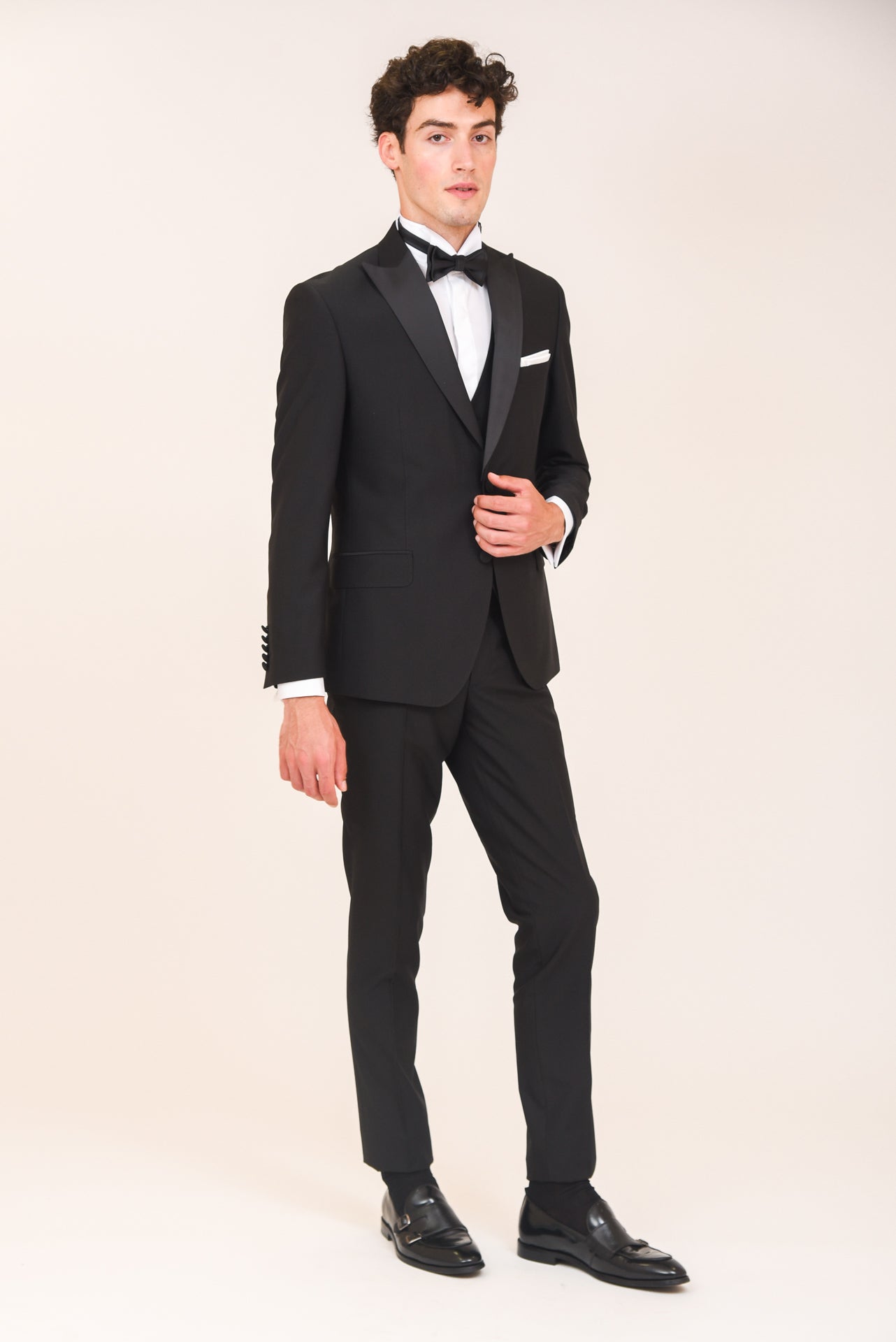 ΑΝΔΡΙΚΟ THREE-PIECES ΔΙΚΟΥΜΠΟ ΜΑΥΡΟ TUXEDO ΜΕ ΣΑΤΕΝ PEAK ΠΕΤΑ PORTOBELLO'S