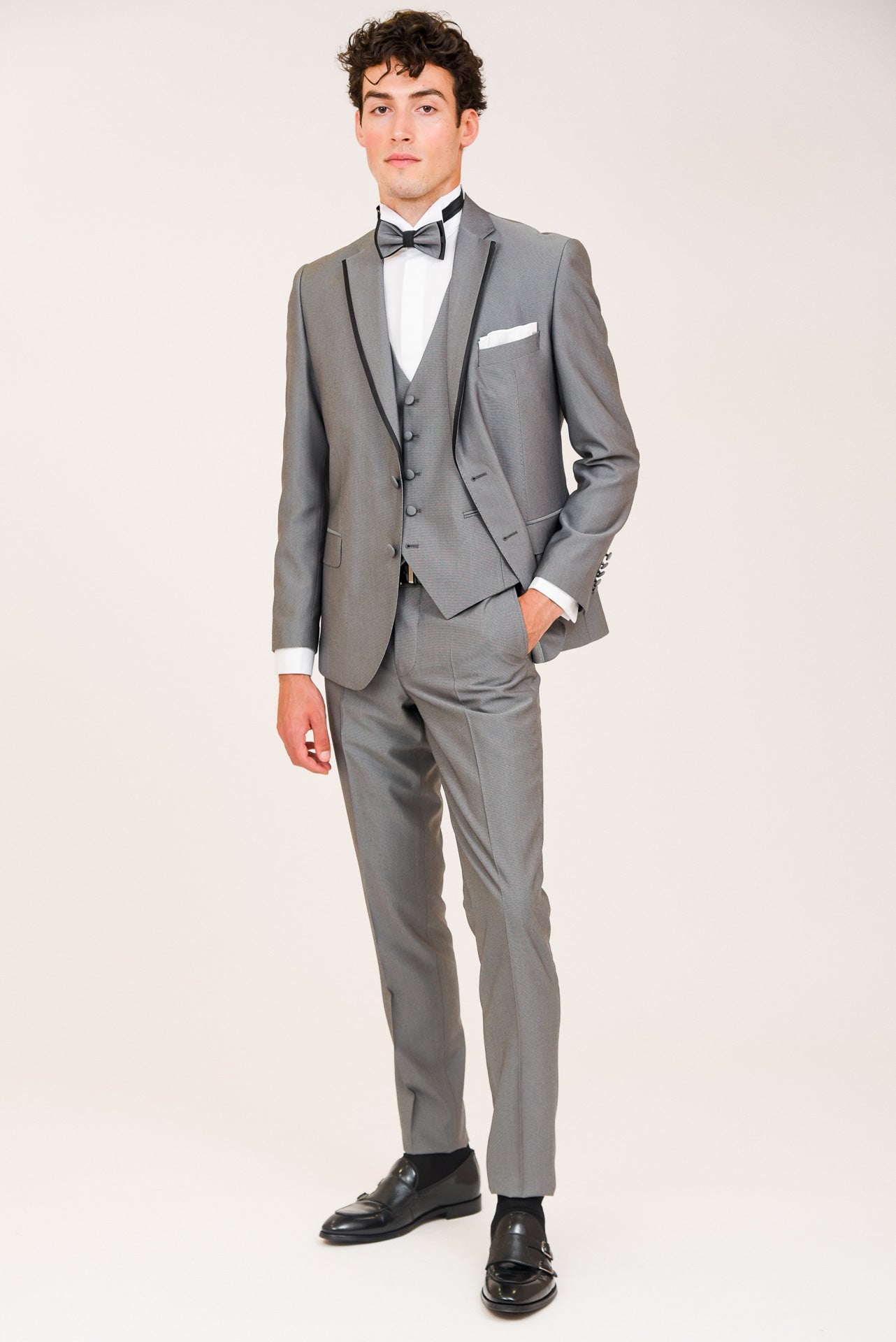 ΑΝΔΡΙΚΟ THREE-PIECES ΚΟΣΤΟΥΜΙ PORTOBELLO'S ΜΕ ΣΑΤΕΝ ΛΕΠΤΟΜΕΡΕΙΕΣ ΣΤΑ ΠΕΤΑ ΣΤΥΛ TUXEDO