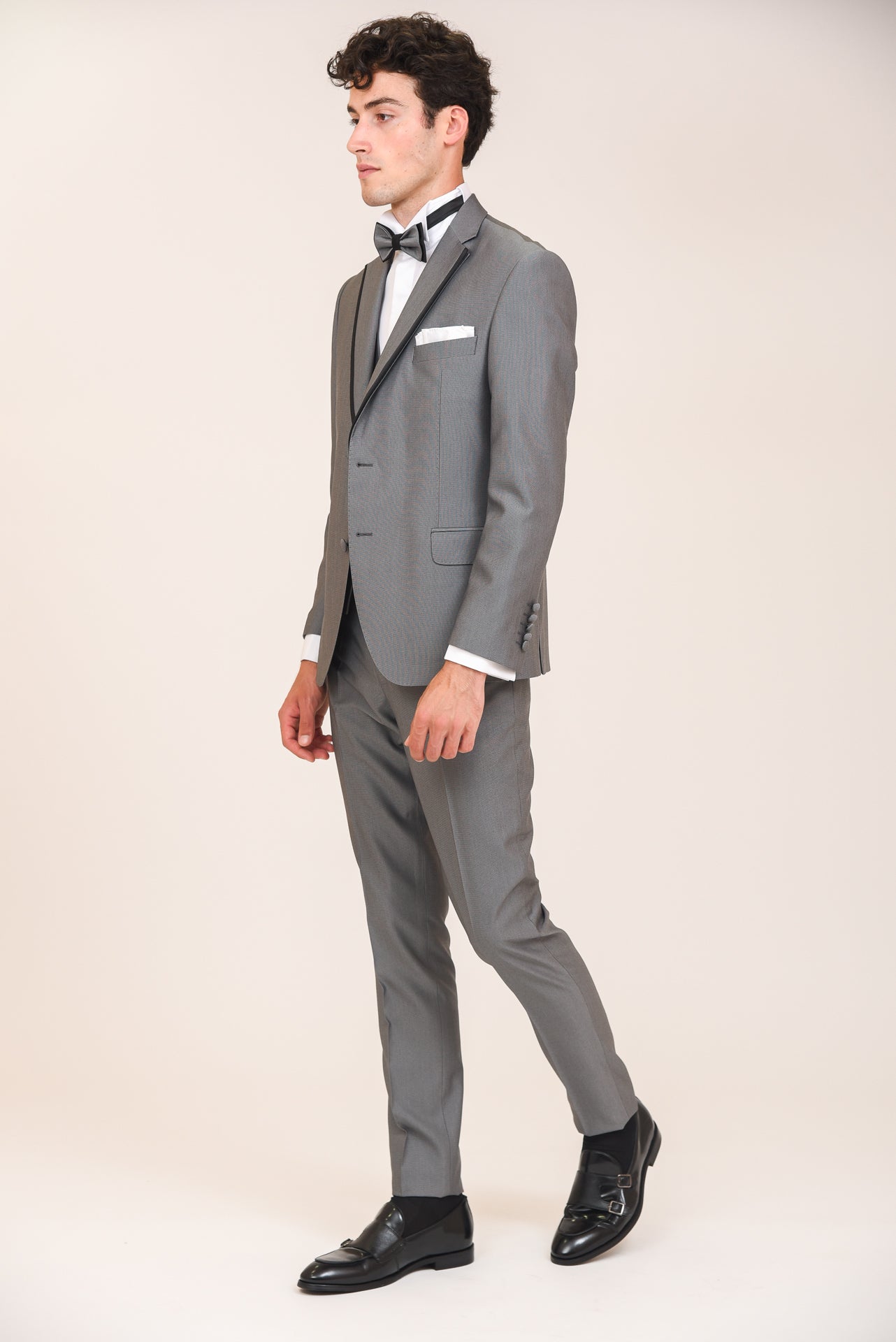 ΑΝΔΡΙΚΟ THREE-PIECES ΚΟΣΤΟΥΜΙ PORTOBELLO'S ΜΕ ΣΑΤΕΝ ΛΕΠΤΟΜΕΡΕΙΕΣ ΣΤΑ ΠΕΤΑ ΣΤΥΛ TUXEDO