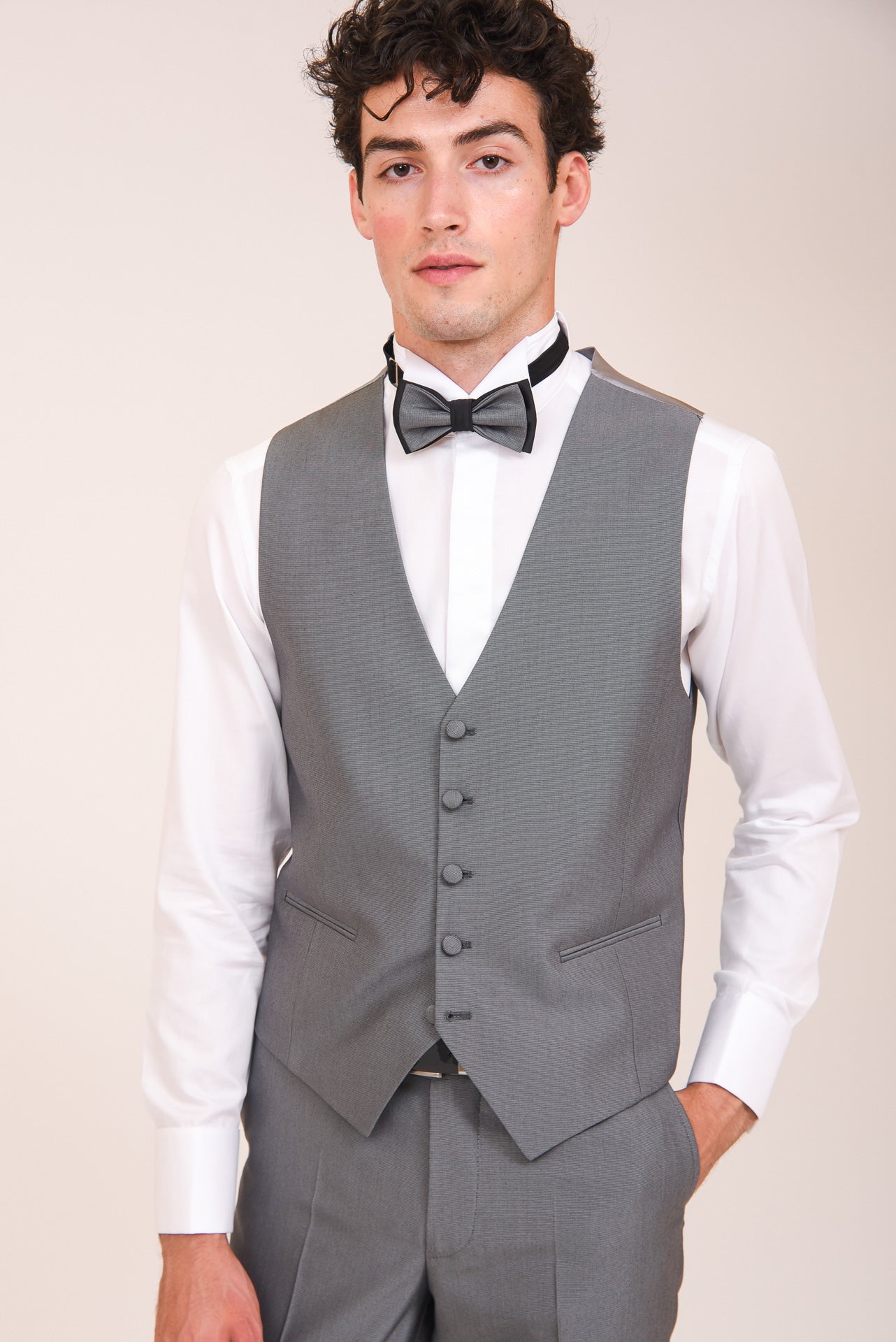 ΑΝΔΡΙΚΟ THREE-PIECES ΚΟΣΤΟΥΜΙ PORTOBELLO'S ΜΕ ΣΑΤΕΝ ΛΕΠΤΟΜΕΡΕΙΕΣ ΣΤΑ ΠΕΤΑ ΣΤΥΛ TUXEDO