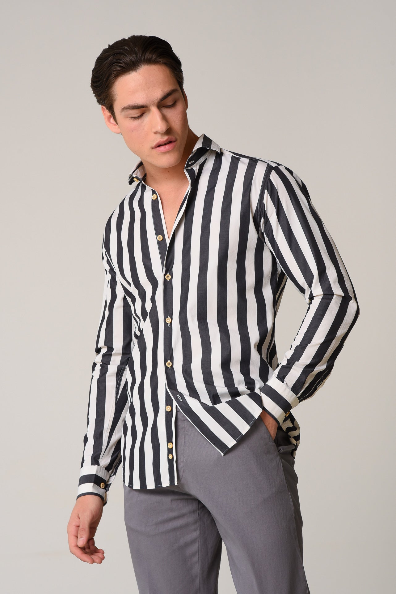 ΑΝΔΡΙΚΟ ΠΟΥΚΑΜΙΣΟ ΜΕ REX ΓΙΑΚΑ PORTOBELLO'S ΜΕ ΜΑΥΡΕΣ ΚΑΙ ΛΕΥΚΕΣ ΦΑΡΔΙΕΣ ΡΙΓΕΣ