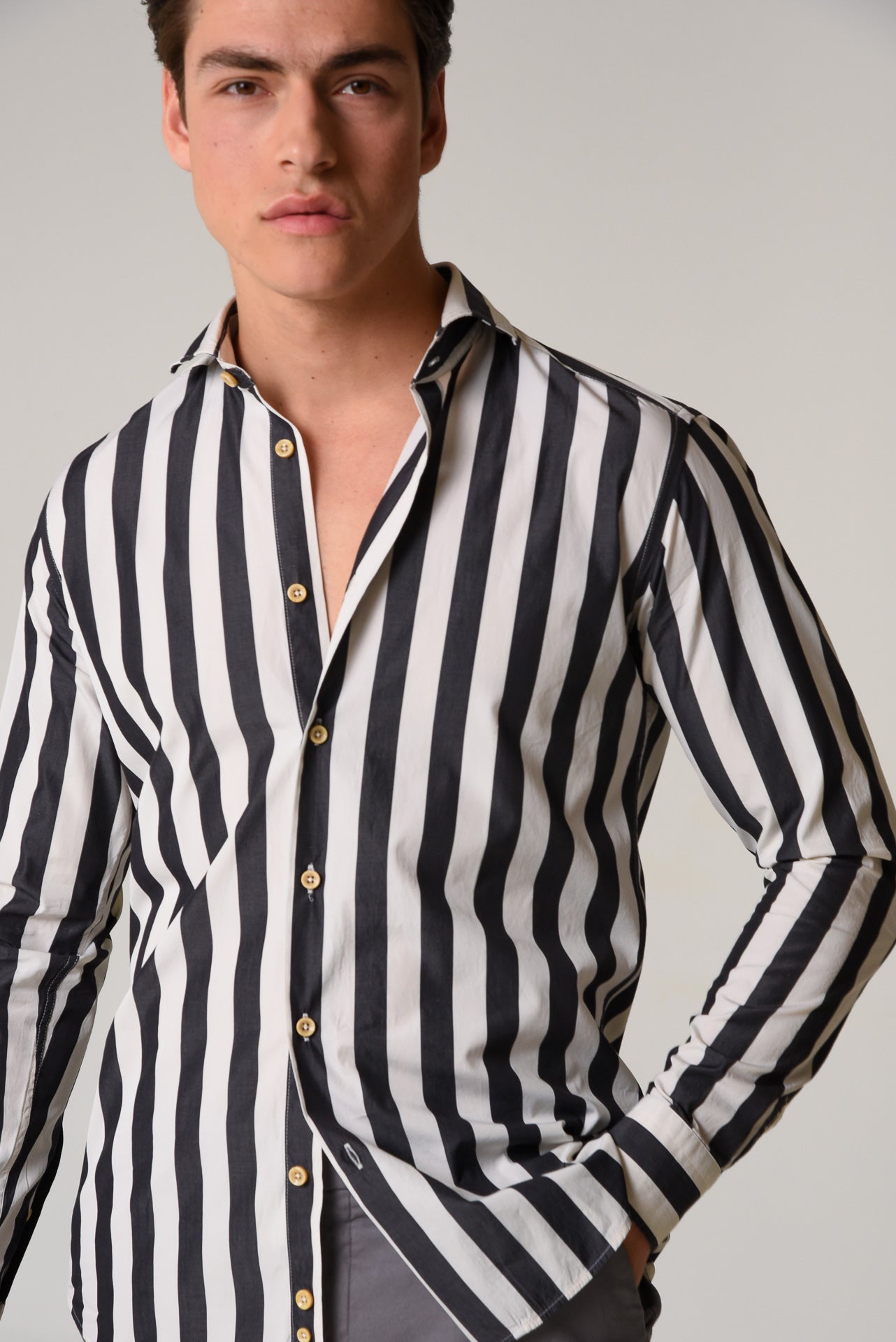 ΑΝΔΡΙΚΟ ΠΟΥΚΑΜΙΣΟ ΜΕ REX ΓΙΑΚΑ PORTOBELLO'S ΜΕ ΜΑΥΡΕΣ ΚΑΙ ΛΕΥΚΕΣ ΦΑΡΔΙΕΣ ΡΙΓΕΣ