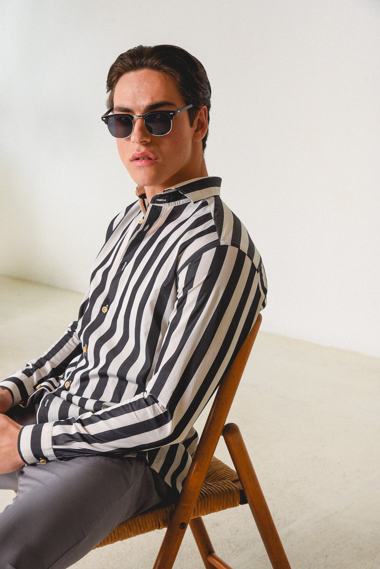 ΑΝΔΡΙΚΟ ΠΟΥΚΑΜΙΣΟ ΜΕ REX ΓΙΑΚΑ PORTOBELLO'S ΜΕ ΜΑΥΡΕΣ ΚΑΙ ΛΕΥΚΕΣ ΦΑΡΔΙΕΣ ΡΙΓΕΣ