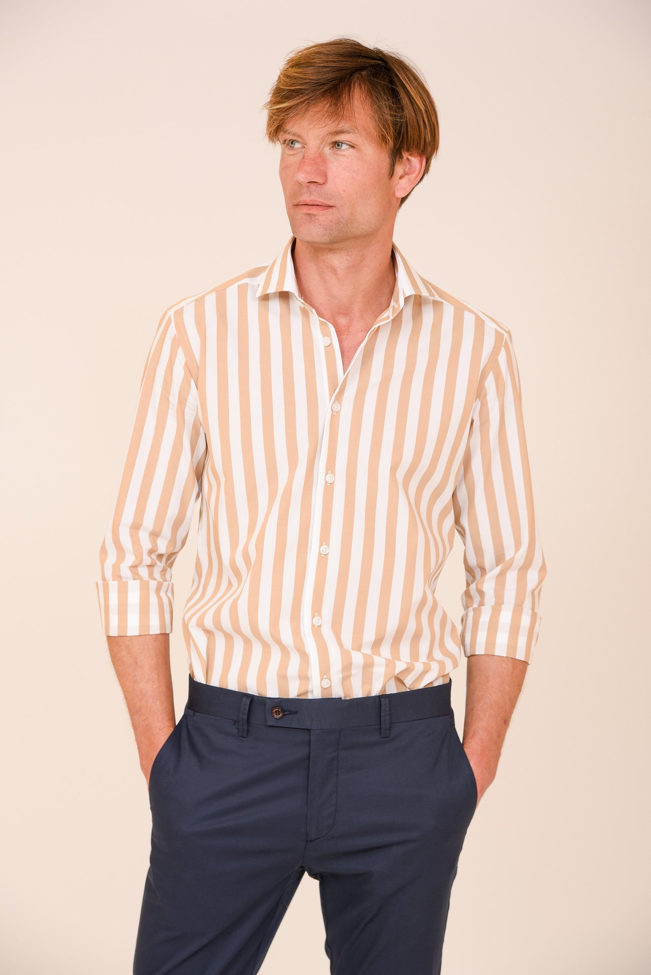 ΑΝΔΡΙΚΟ ΠΟΥΚΑΜΙΣΟ ΜΕ REX ΓΙΑΚΑ PORTOBELLO'S ΜΕ ΣΚΟΥΡΕΣ ΜΠΕΖ ΚΑΙ ΛΕΥΚΕΣ ΦΑΡΔΙΕΣ ΡΙΓΕΣ SLIM FIT