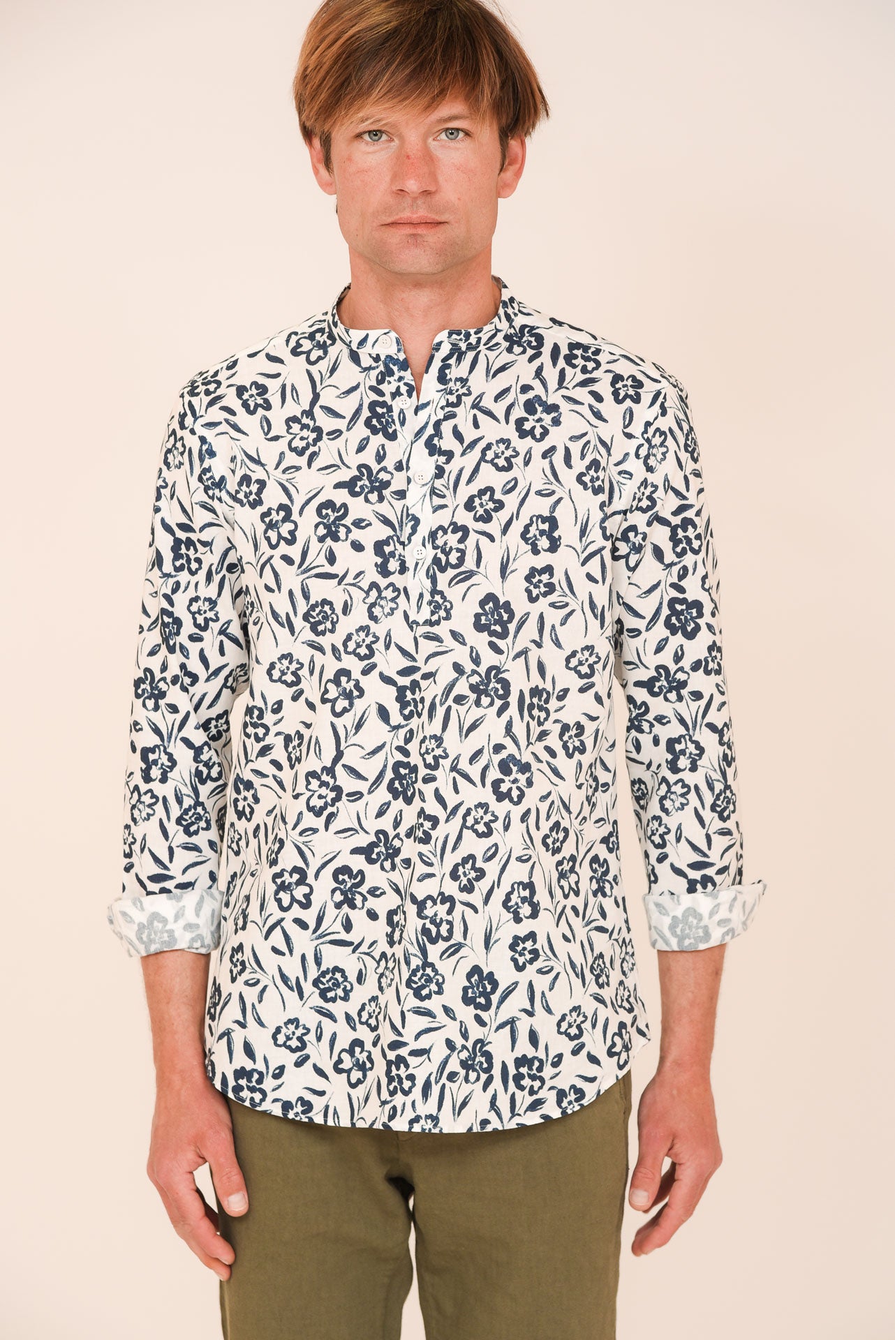 ΑΝΔΡΙΚΟ ΠΟΥΚΑΜΙΣΟ ΜΕ ΜΑΟ ΓΙΑΚΑ ΛΕΥΚΟ ΜΕ INDIGO ΜΠΛΕ ΛΟΥΛΟΥΔΙΑ MODERN FIT