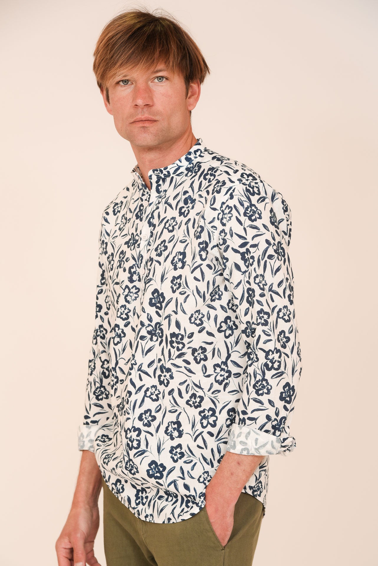 ΑΝΔΡΙΚΟ ΠΟΥΚΑΜΙΣΟ ΜΕ ΜΑΟ ΓΙΑΚΑ ΛΕΥΚΟ ΜΕ INDIGO ΜΠΛΕ ΛΟΥΛΟΥΔΙΑ MODERN FIT