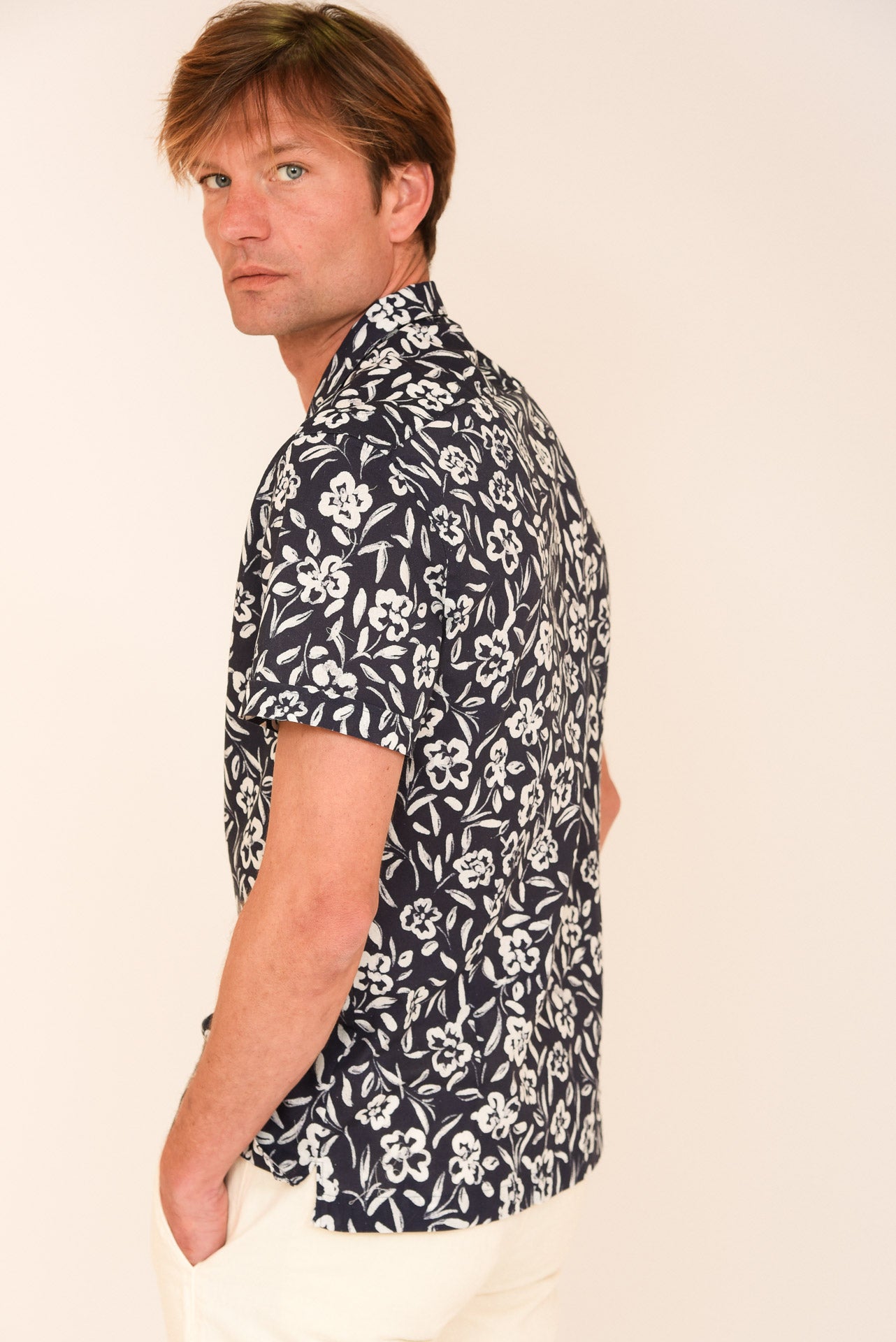 ΑΝΔΡΙΚΟ ΚΟΝΤΟΜΑΝΙΚΟ ΠΟΥΚΑΜΙΣΟ ΜΕ BYRON ΓΙΑΚΑ PORTOBELLO'S ΜΠΛΕ ΜΕ ΛΕΥΚΑ ΛΟΥΛΟΥΔΙΑ REGULAR FIT