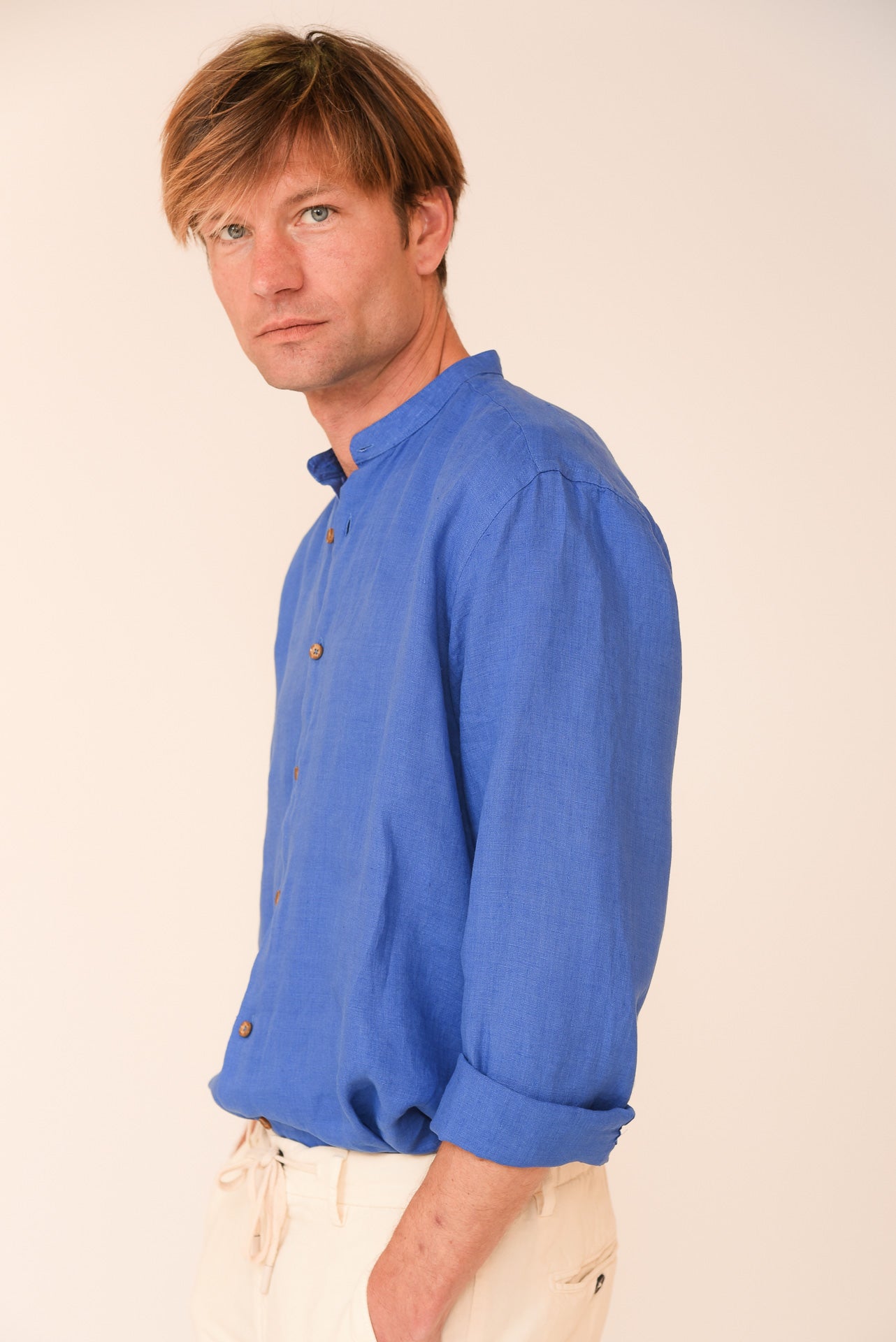 ΑΝΔΡΙΚΟ ΠΟΥΚΑΜΙΣΟ ΜΕ MAO ΓΙΑΚΑ PORTOBELLO'S ΜΠΛΕ ΡΟΥΑ ΜΕ ΜΠΕΖ ΚΟΥΜΠΙΑ ΛΙΝΟ ΠΛΥΜΕΝΟ