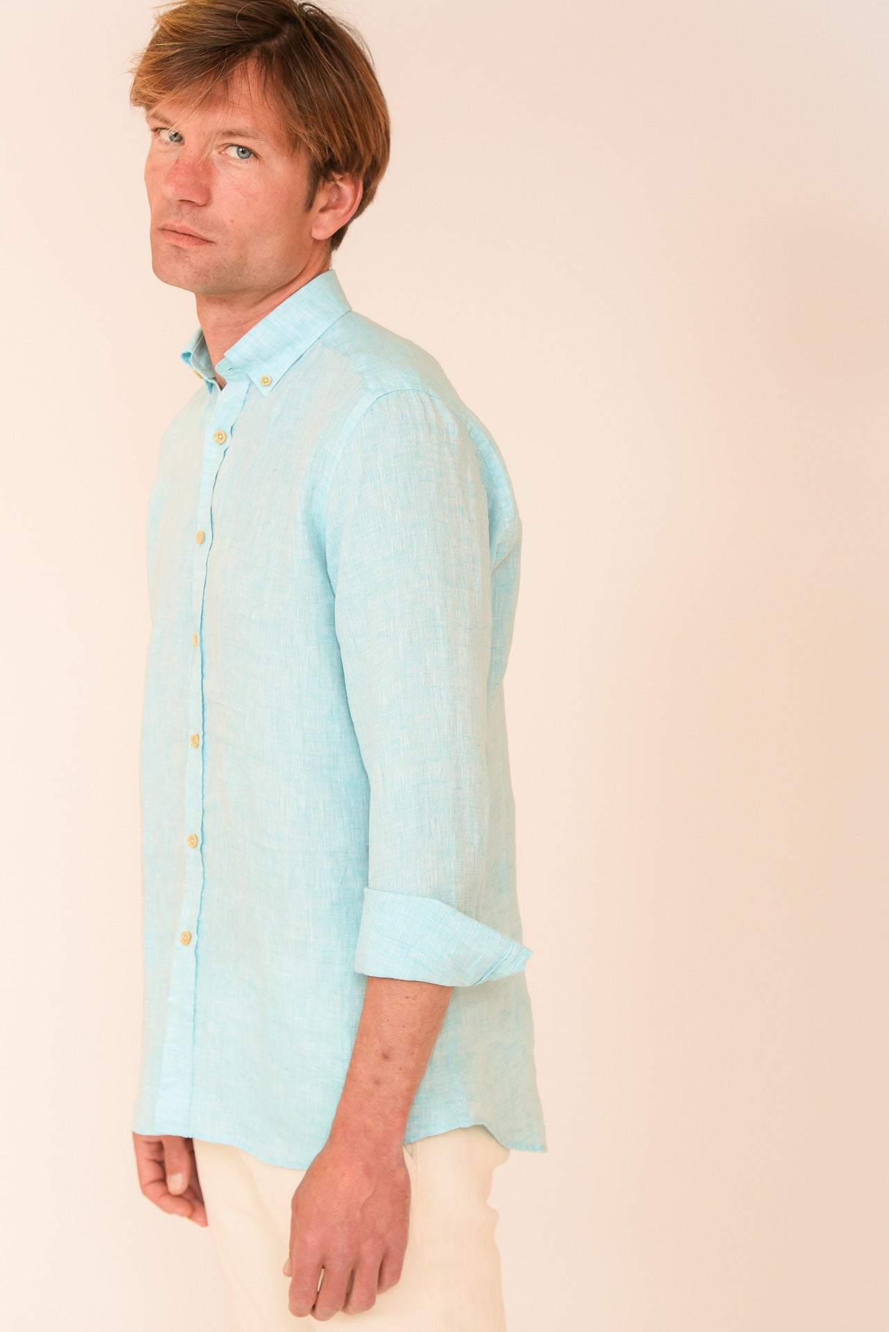 ΑΝΔΡΙΚΟ ΠΟΥΚΑΜΙΣΟ ΛΙΝΟ ΜΕ BUTTON DOWN ΓΙΑΚΑ PORTOBELLO'S ΤΙΡΚΟΥΑΖ ΠΛΥΜΕΝΟ ΜΕ ΜΠΕΖ ΚΟΥΜΠΙΑ