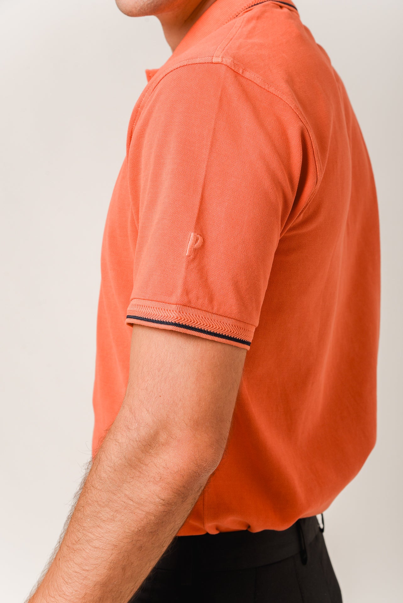 ΑΝΔΡΙΚΟ POLO PORTOBELLO'S ΠΟΡΤΟΚΑΛΙ ΜΕ ΜΑΥΡΕΣ ΛΕΠΤΟΜΕΡΕΙΕΣ ΣΤΟ ΓΙΑΚΑ ΚΑΙ ΤΑ ΜΑΝΙΚΙΑ