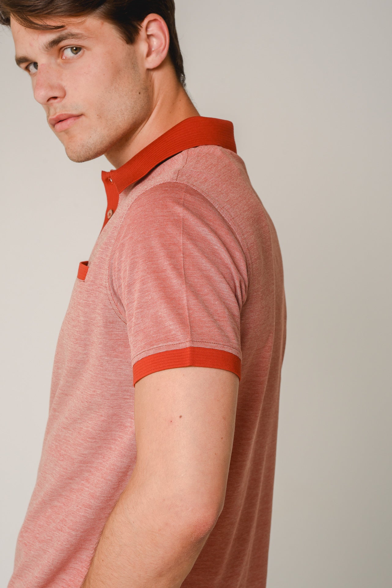 ΑΝΔΡΙΚΟ POLO PORTOBELLO'S ΜΠΟΡΝΤΟ ΜΕ ΚΟΚΚΙΝΕΣ ΛΕΠΤΟΜΕΡΕΙΕΣ ΚΑΙ ΕΣΩΤΕΡΙΚΗ ΤΣΕΠΗ ΣΤΟ ΣΤΗΘΟΣ