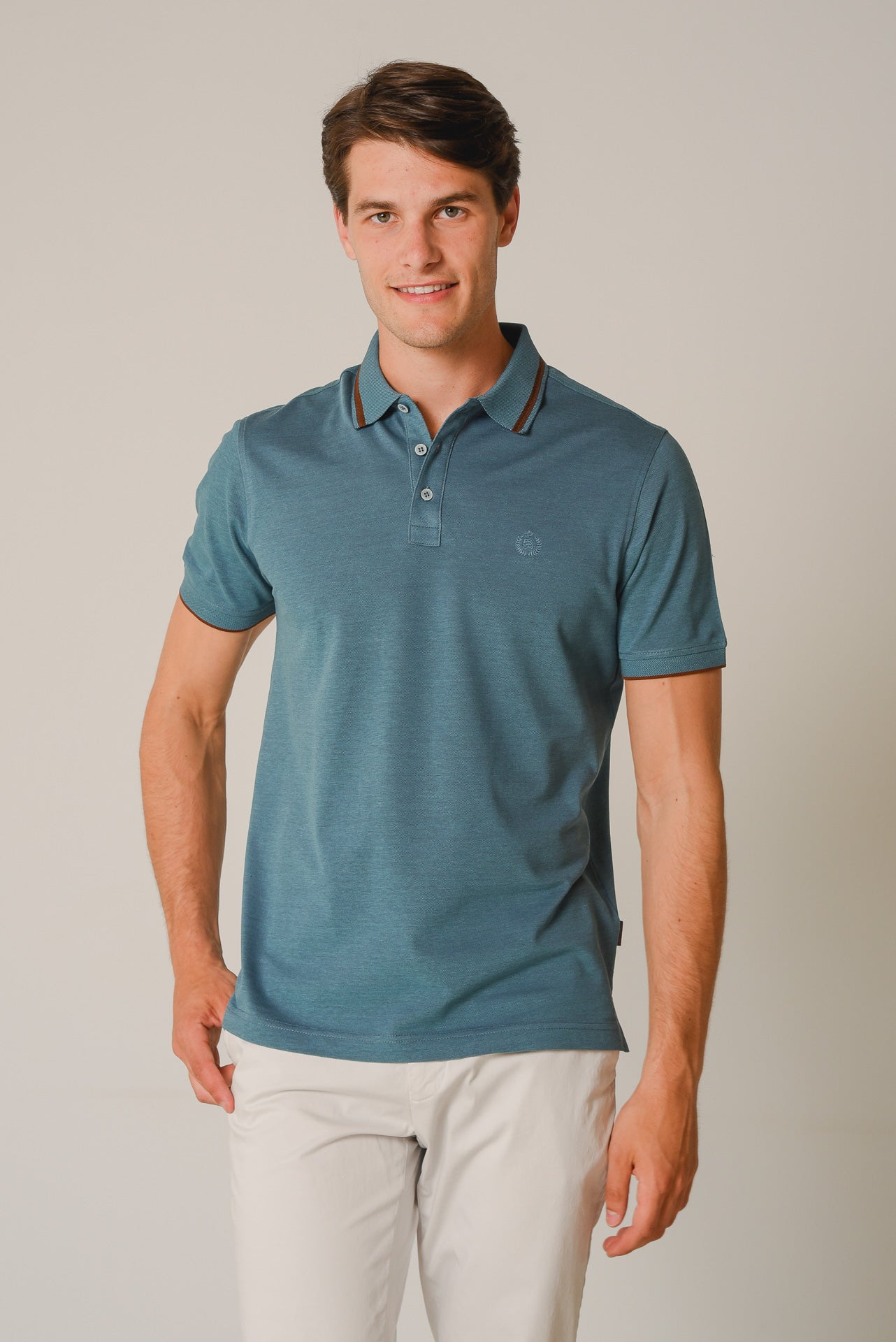 ΑΝΔΡΙΚΟ POLO PORTOBELLO'S ΠΕΤΡΟΛ ΜΕ ΜΠΟΡΝΤΟ ΛΕΠΤΟΜΕΡΕΙΕΣ ΣΤΟ ΓΙΑΚΑ ΚΑΙ ΤΑ ΜΑΝΙΚΙΑ