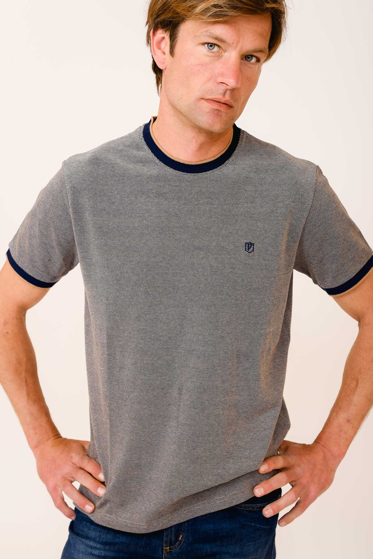 ΑΝΔΡΙΚΟ T-SHIRT PORTOBELLO'S ΜΠΕΖ ΜΠΛΕ ΜΕ ΛΕΠΤΟΜΕΡΕΙΕΣ ΣΤΟ ΛΑΙΜΟ ΚΑΙ ΤΑ ΜΑΝΙΚΙΑ