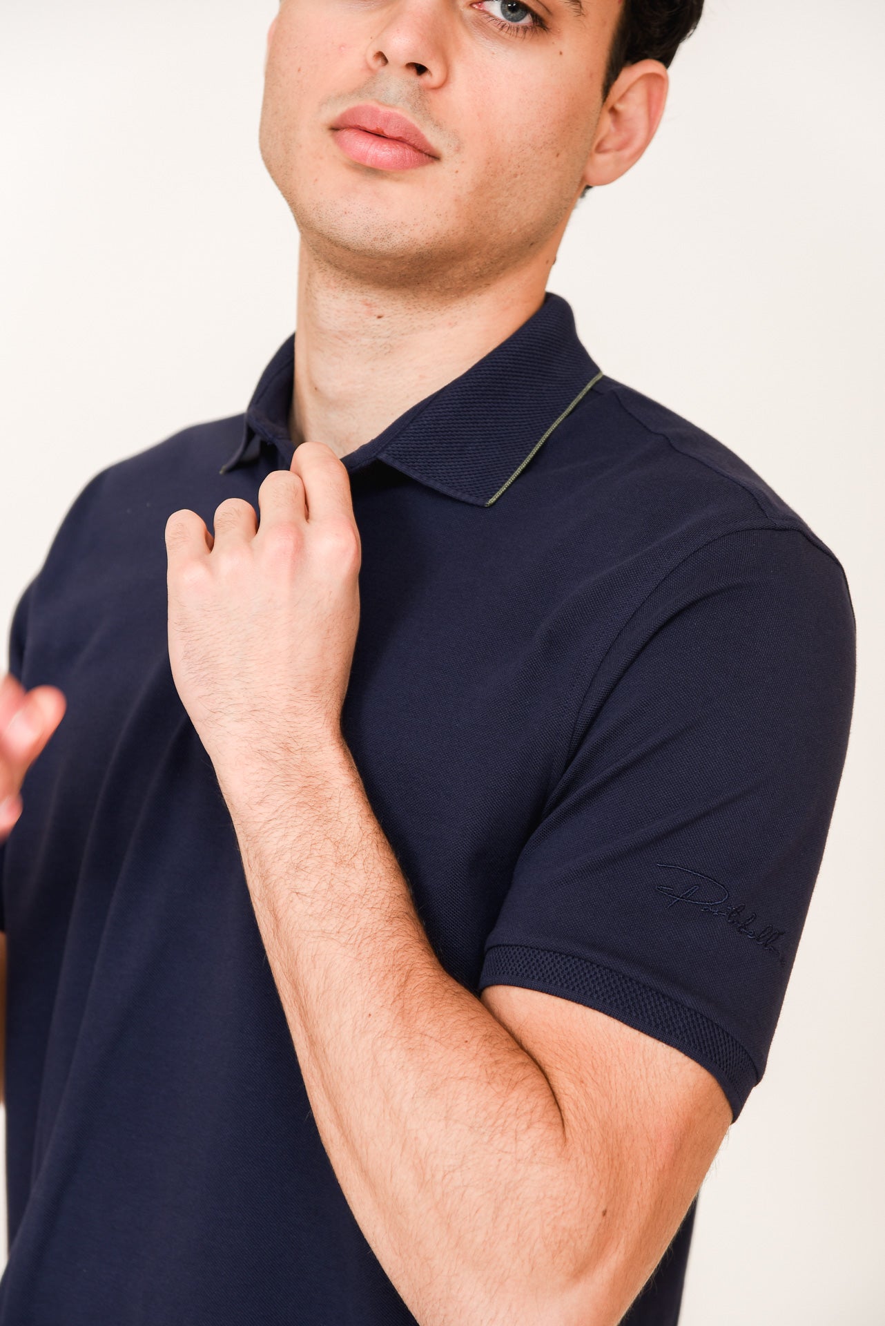 ΑΝΔΡΙΚΟ POLO PORTOBELLO'S ΜΠΛΕ ΣΚΟΥΡΟ ΜΕ ΛΑΔΙ ΛΕΠΤΟΜΕΡΕΙΑ ΣΤΟ ΓΙΑΚΑ