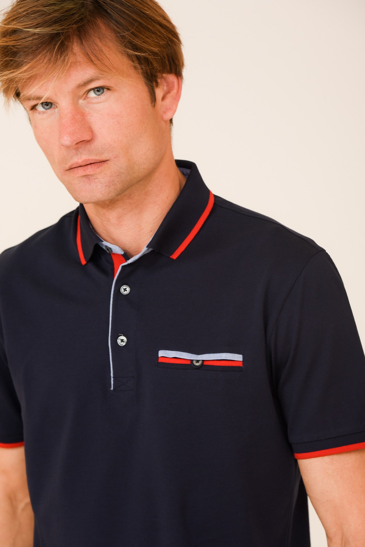 ΑΝΔΡΙΚΟ POLO PORTOBELLO'S ΜΠΛΕ ΜΕ ΚΟΚΚΙΝΕΣ ΚΑΙ ΣΙΕΛ ΛΕΠΤΟΜΕΡΕΙΕΣ ΣΤΟ ΓΙΑΚΑ ΚΑΙ ΣΤΗΝ ΕΣΩΤΕΡΙΚΗ ΤΣΕΠΗ