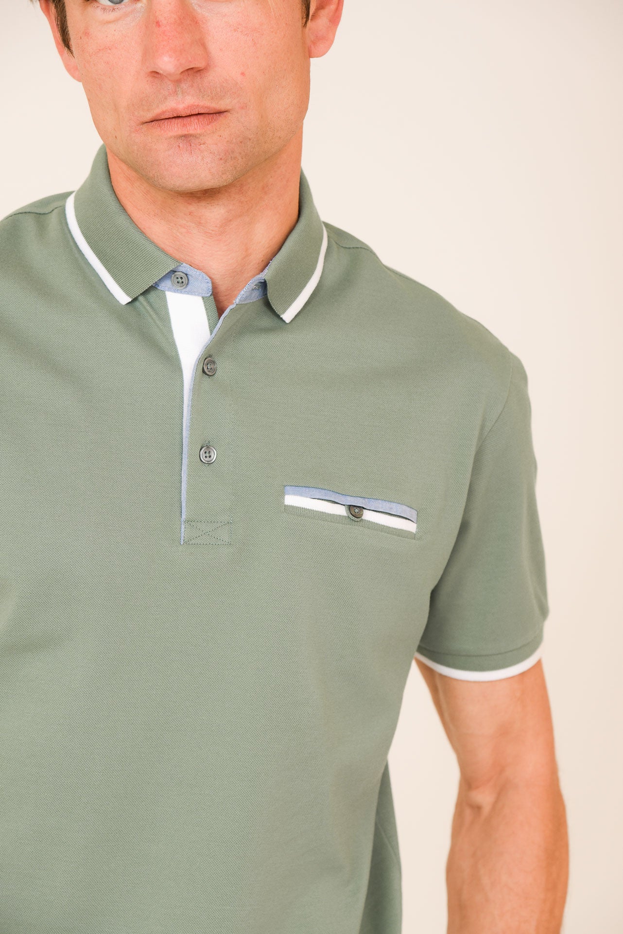 ΑΝΔΡΙΚΟ POLO PORTOBELLO'S ΜΕΝΤΑ ΜΕ ΛΕΥΚΕΣ ΚΑΙ ΣΙΕΛ ΛΕΠΤΟΜΕΡΕΙΕΣ ΣΤΟ ΓΙΑΚΑ ΚΑΙ ΣΤΗΝ ΕΣΩΤΕΡΙΚΗ ΤΣΕΠΗ