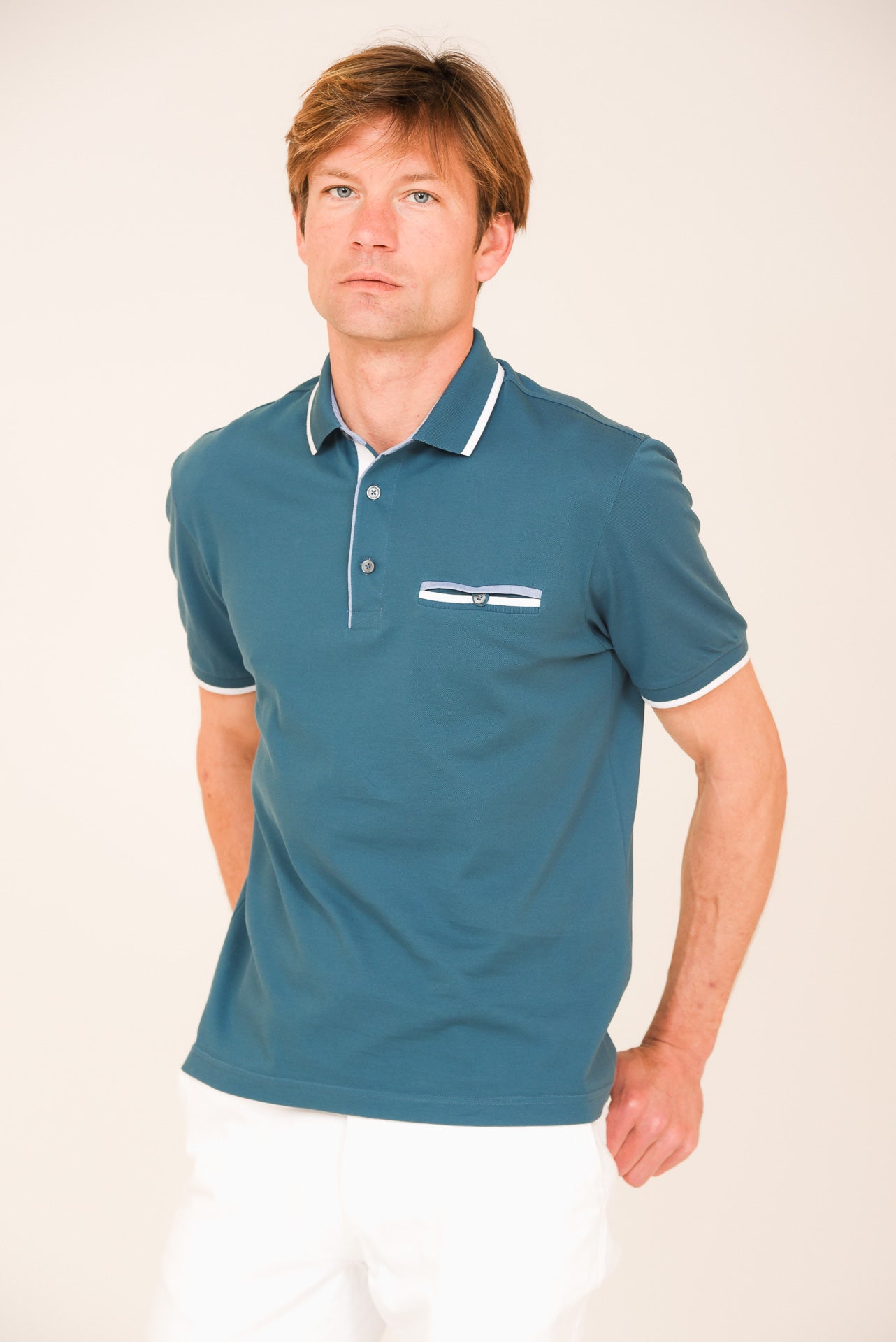 ΑΝΔΡΙΚΟ POLO PORTOBELLO'S ΠΕΤΡΟΛ ΜΕ ΛΕΥΚΕΣ ΚΑΙ ΣΙΕΛ ΛΕΠΤΟΜΕΡΕΙΕΣ ΣΤΟ ΓΙΑΚΑ ΚΑΙ ΤΗΝ ΕΣΩΤΕΡΙΚΗ ΤΣΕΠΗ