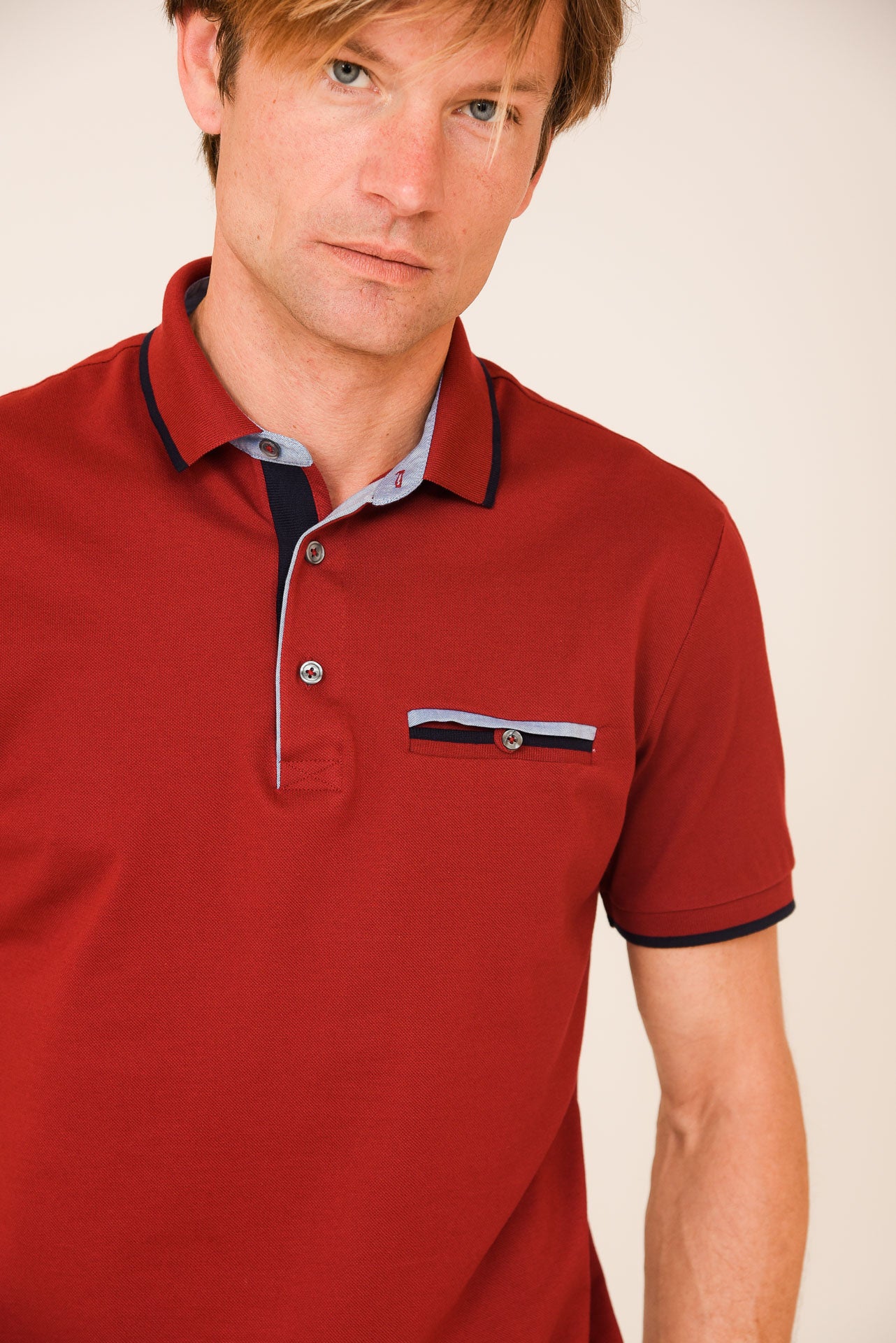 ΑΝΔΡΙΚΟ POLO PORTOBELLO'S ΜΠΟΡΝΤΟ ΜΕ ΜΠΛΕ ΚΑΙ ΣΙΕΛ ΛΕΠΤΟΜΕΡΕΙΕΣ ΣΤΟ ΓΙΑΚΑ ΚΑΙ ΤΗΝ ΕΣΩΤΕΡΙΚΗ ΤΣΕΠΗ