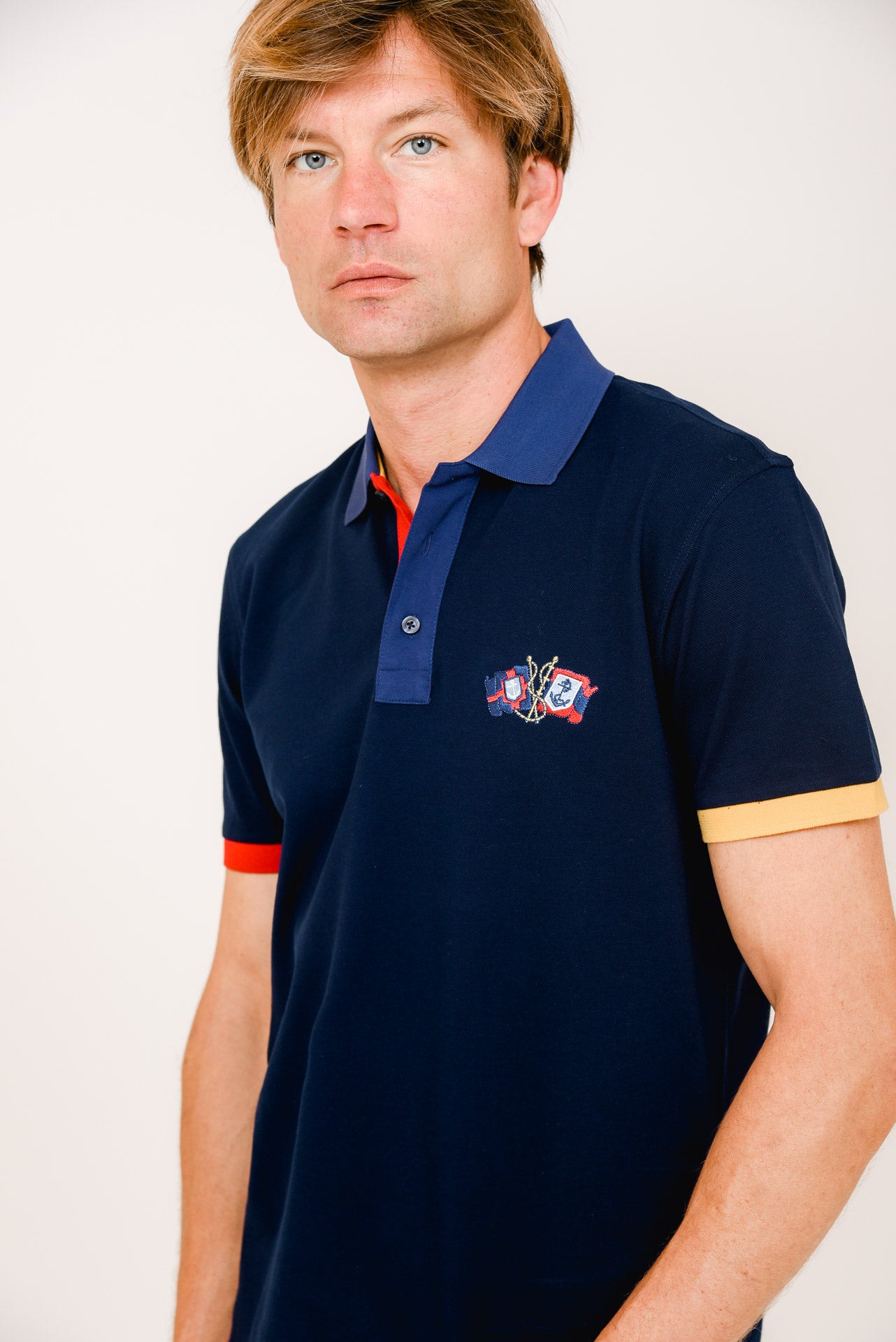 ΑΝΔΡΙΚΟ POLO PORTOBELLO'S ΜΠΛΕ ΜΕ ΚΟΚΚΙΝΕΣ ΚΑΙ ΚΙΤΡΙΝΕΣ ΛΕΠΤΟΜΕΡΕΙΣ ΣΤΗΝ ΠΑΤΙΛΕΤΑ ΚΑΙ ΤΑ ΜΑΝΙΚΙΑ