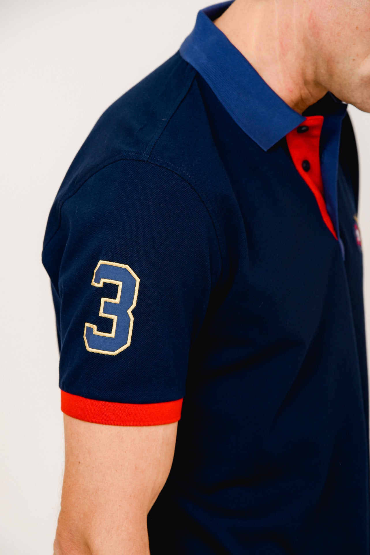 ΑΝΔΡΙΚΟ POLO PORTOBELLO'S ΜΠΛΕ ΜΕ ΚΟΚΚΙΝΕΣ ΚΑΙ ΚΙΤΡΙΝΕΣ ΛΕΠΤΟΜΕΡΕΙΣ ΣΤΗΝ ΠΑΤΙΛΕΤΑ ΚΑΙ ΤΑ ΜΑΝΙΚΙΑ