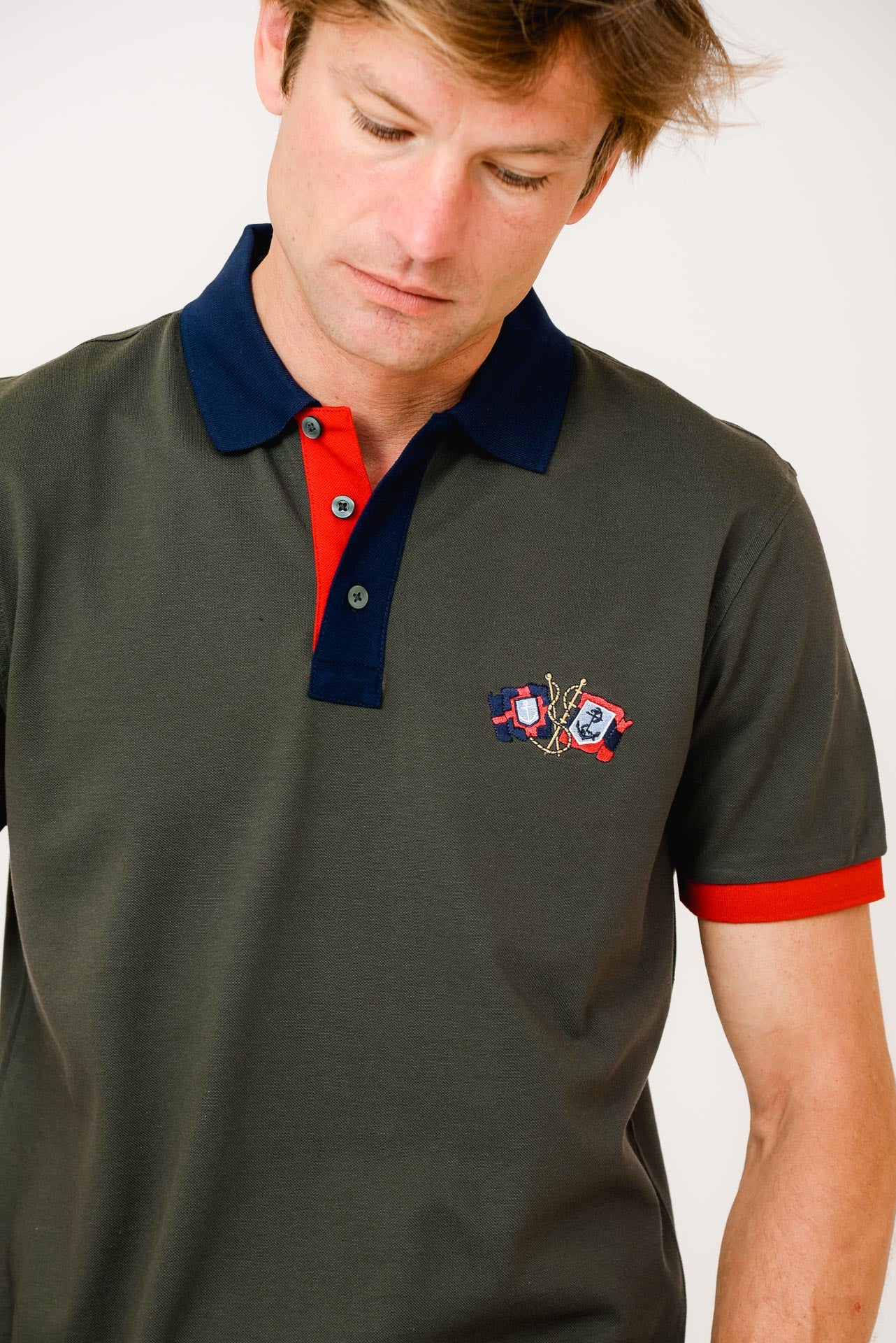 ΑΝΔΡΙΚΟ POLO PORTOBELLO'S ΛΑΔΙ ΜΕ ΜΠΛΕ ΚΑΙ ΚΟΚΚΙΝΕΣ ΛΕΠΤΟΜΕΡΕΙΕΣ ΣΤΟ ΓΙΑΚΑ ΚΑΙ ΤΑ ΜΑΝΙΚΙΑ