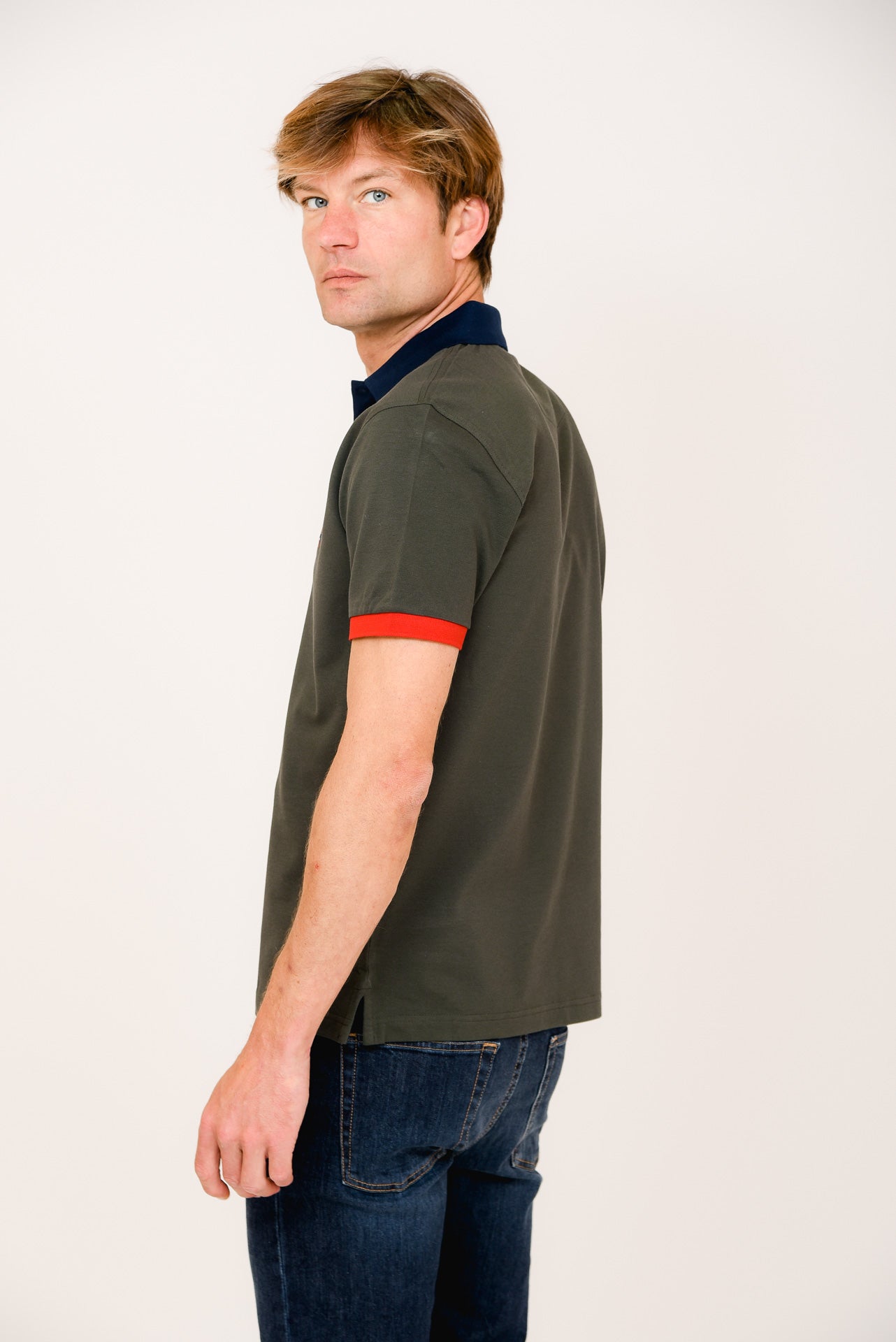 ΑΝΔΡΙΚΟ POLO PORTOBELLO'S ΛΑΔΙ ΜΕ ΜΠΛΕ ΚΑΙ ΚΟΚΚΙΝΕΣ ΛΕΠΤΟΜΕΡΕΙΕΣ ΣΤΟ ΓΙΑΚΑ ΚΑΙ ΤΑ ΜΑΝΙΚΙΑ