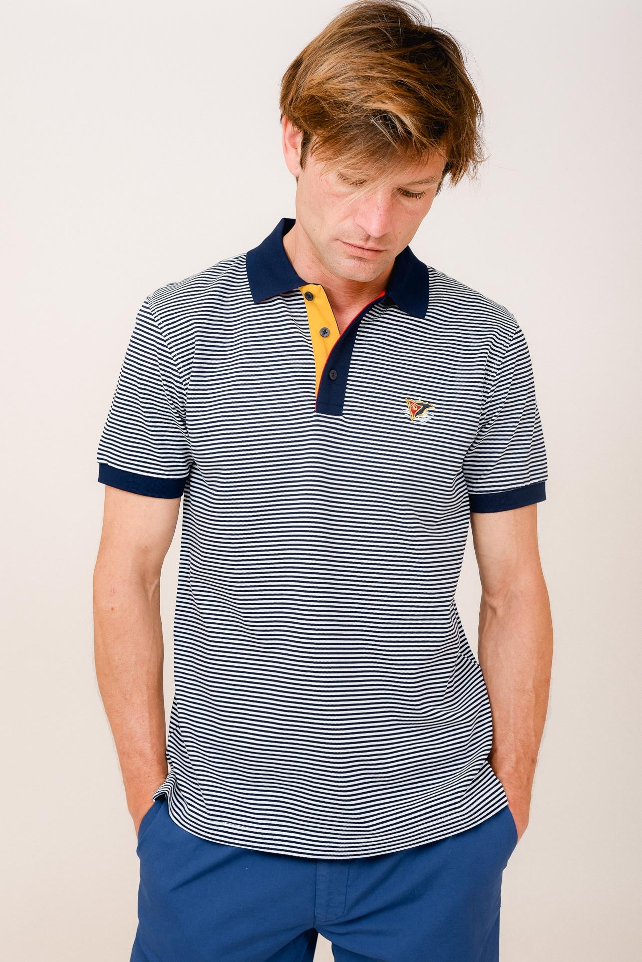 ΑΝΔΡΙΚΟ POLO PORTOBELLO'S ΜΠΛΕ ΡΙΓΕ ΜΕ ΚΙΤΡΙΝΕΣ ΛΕΠΤΟΜΕΡΕΙΕΣ ΣΤΟ ΓΙΑΚΑ