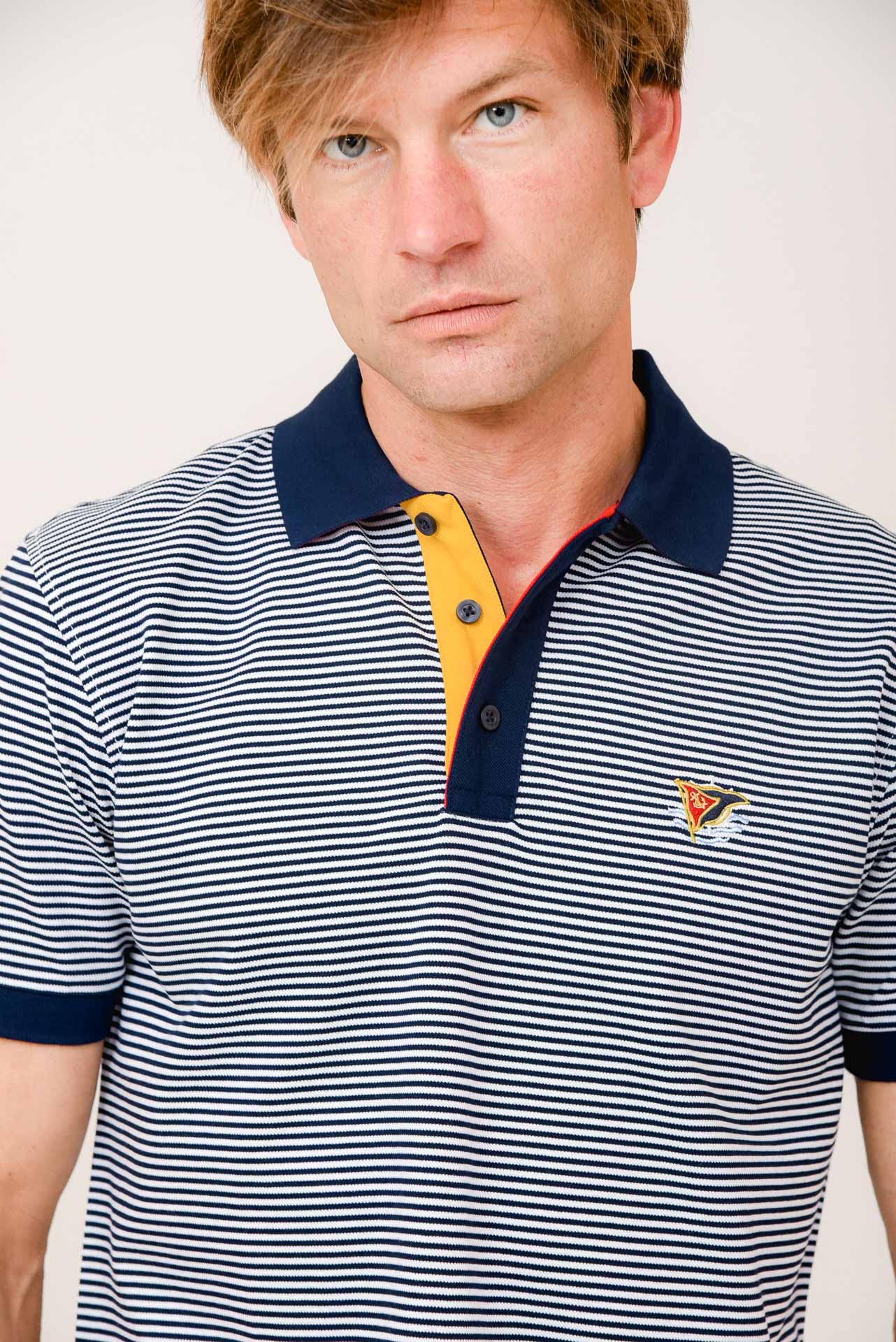 ΑΝΔΡΙΚΟ POLO PORTOBELLO'S ΜΠΛΕ ΡΙΓΕ ΜΕ ΚΙΤΡΙΝΕΣ ΛΕΠΤΟΜΕΡΕΙΕΣ ΣΤΟ ΓΙΑΚΑ