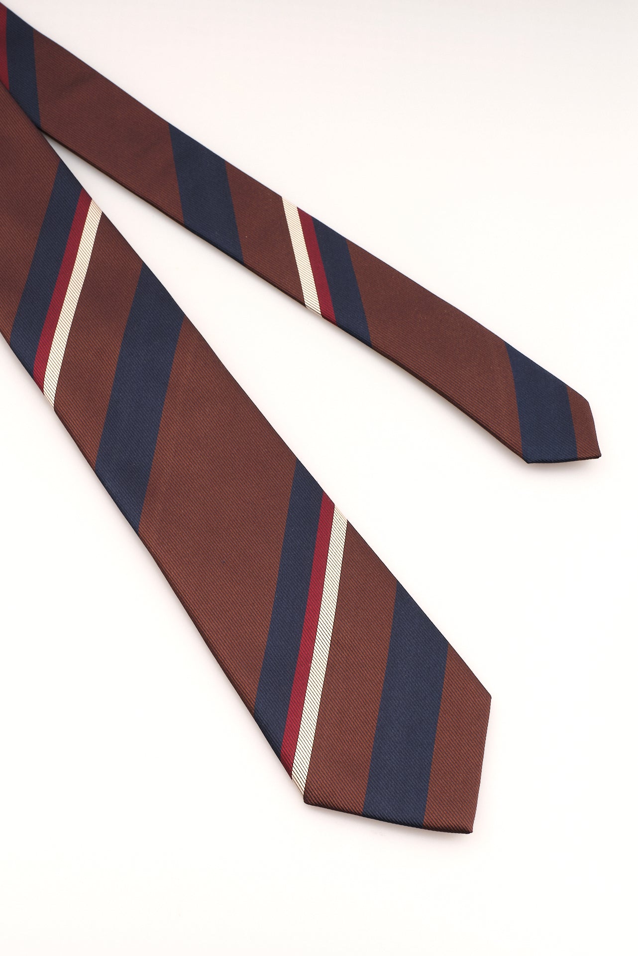 ΑΝΔΡΙΚΗ ΜΕΤΑΞΩΤΗ ΓΡΑΒΑΤΑ CLUB PORTOBELLO'S ΣΕ ΜΠΛΕ ΚΑΙ ΚΑΦΕ ΧΡΩΜΑ ΜΕ ΚΟΚΚΙΝΕΣ ΚΑΙ ΜΠΕΖ ΛΕΠΤΟΜΕΡΕΙΕΣ