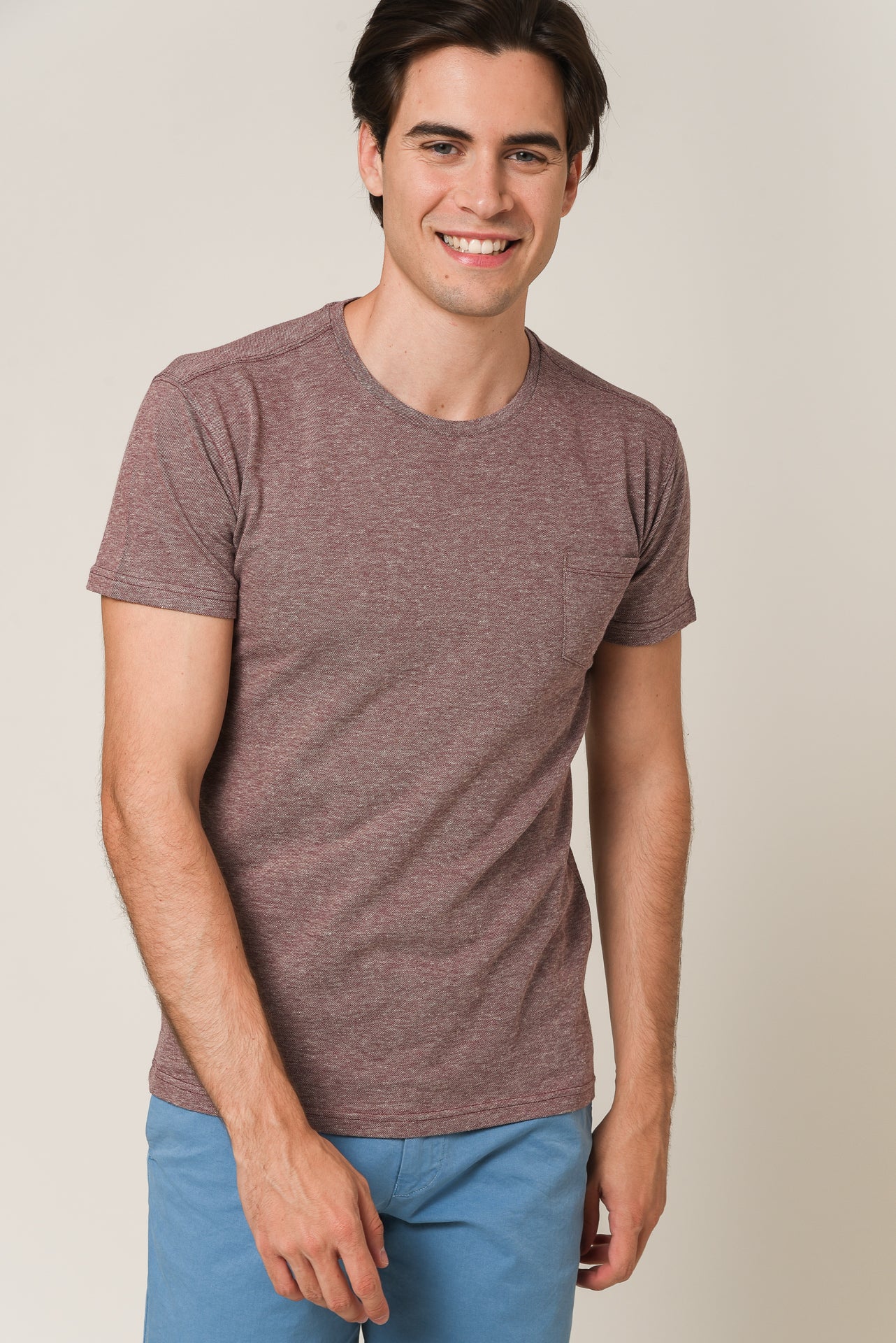 ΑΝΔΡΙΚΟ T-SHIRT ΜΠΟΡΝΤΟ ΜΕ ΛΑΙΜΟΚΟΨΗ ΚΑΙ ΤΣΕΠΗ ΣΤΟ ΣΤΗΘΟΣ