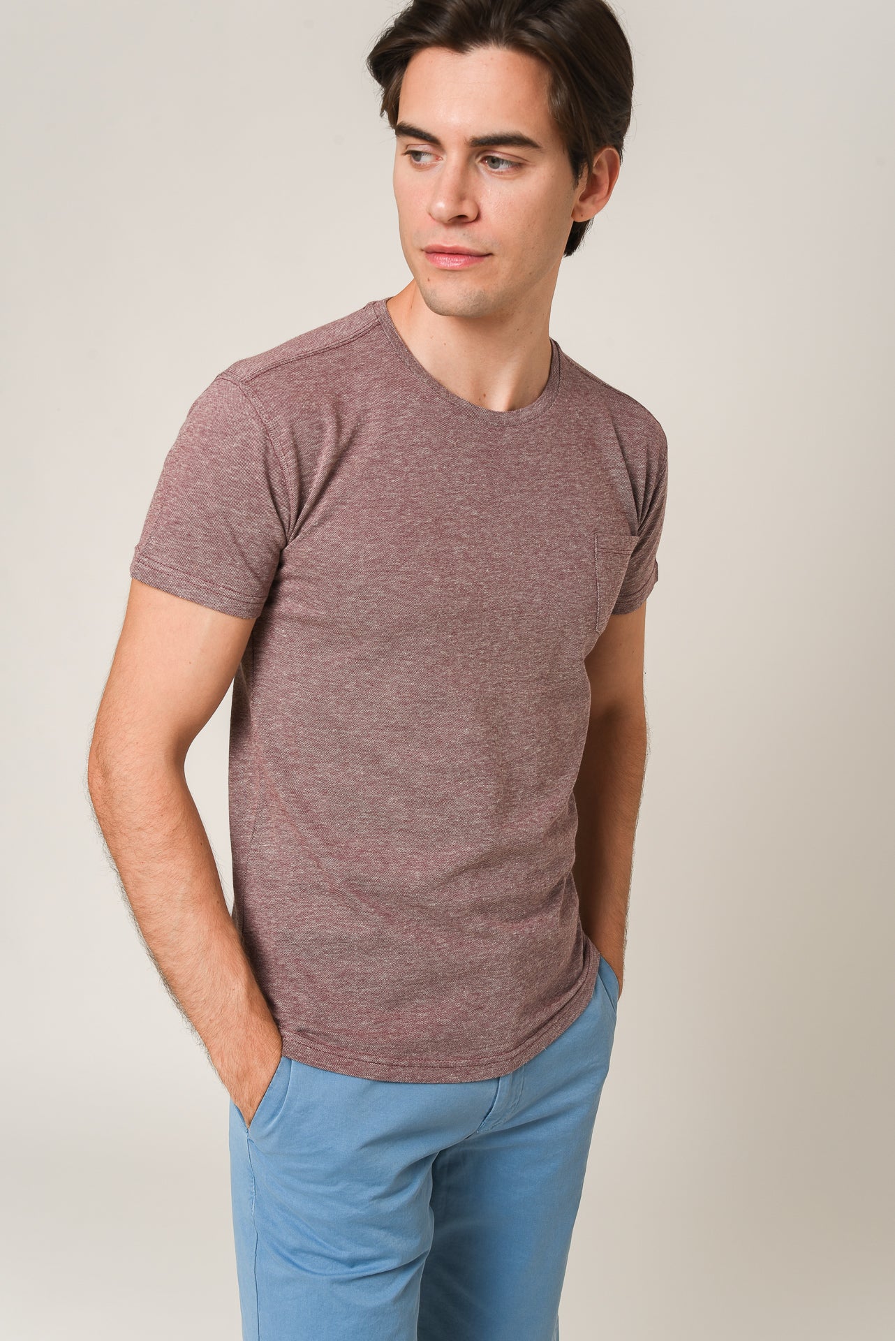 ΑΝΔΡΙΚΟ T-SHIRT ΜΠΟΡΝΤΟ ΜΕ ΛΑΙΜΟΚΟΨΗ ΚΑΙ ΤΣΕΠΗ ΣΤΟ ΣΤΗΘΟΣ