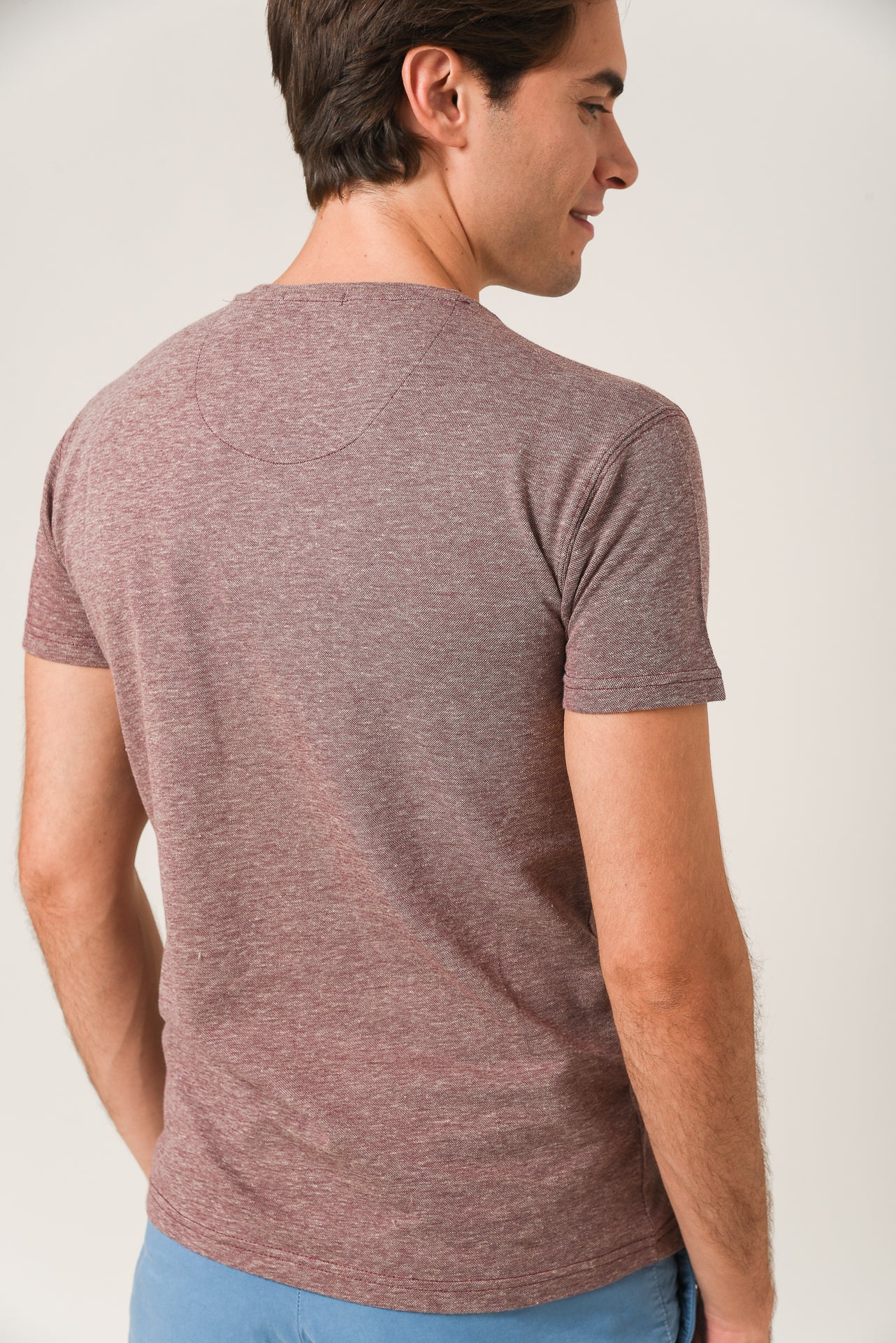 ΑΝΔΡΙΚΟ T-SHIRT ΜΠΟΡΝΤΟ ΜΕ ΛΑΙΜΟΚΟΨΗ ΚΑΙ ΤΣΕΠΗ ΣΤΟ ΣΤΗΘΟΣ