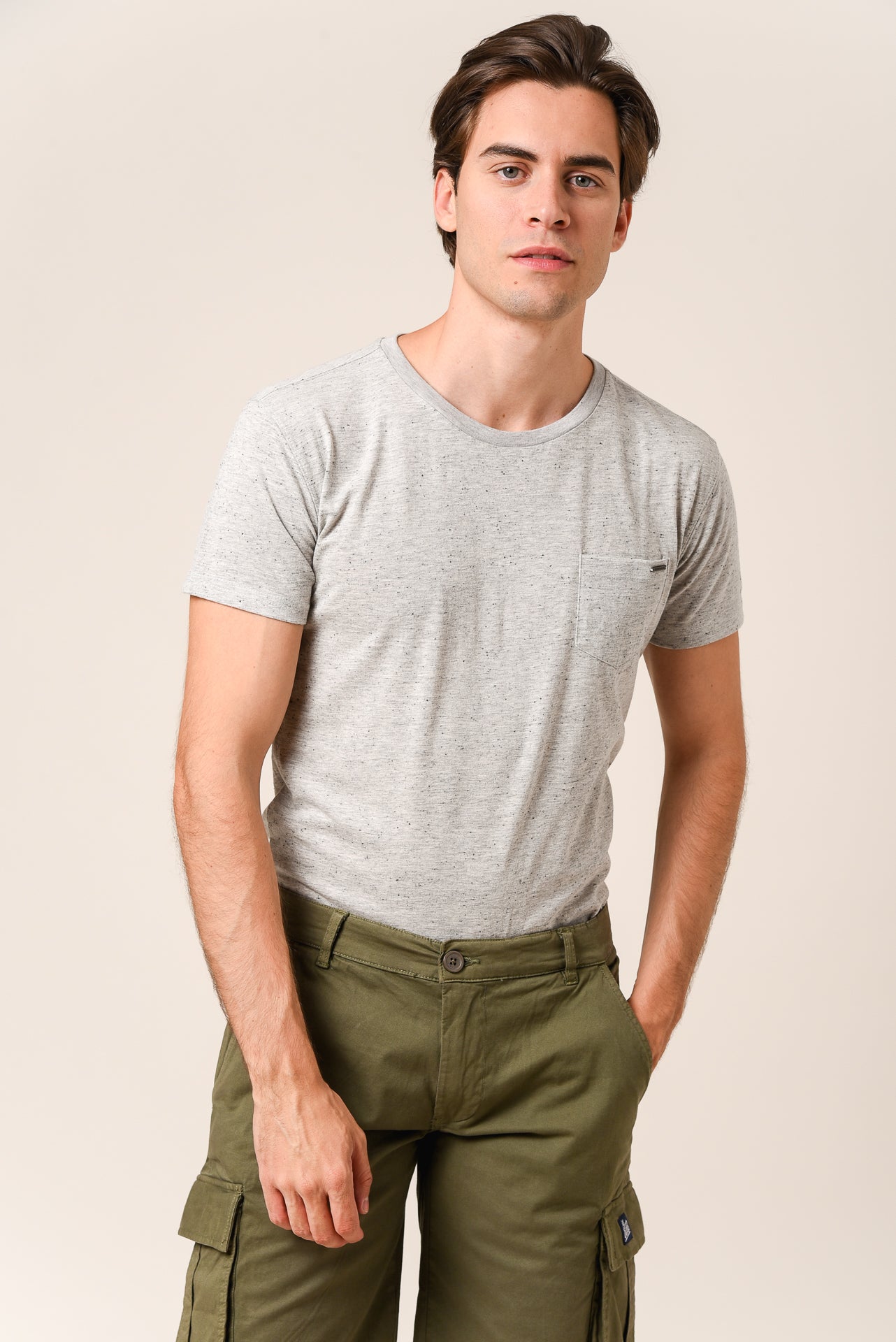 ΑΝΔΡΙΚΟ T-SHIRT ΓΚΡΙ ΑΝΟΙΧΤΟ ΜΕ ΜΙΚΡΟΣΧΕΔΙΟ ΣΤΗΝ ΥΦΑΝΣΗ