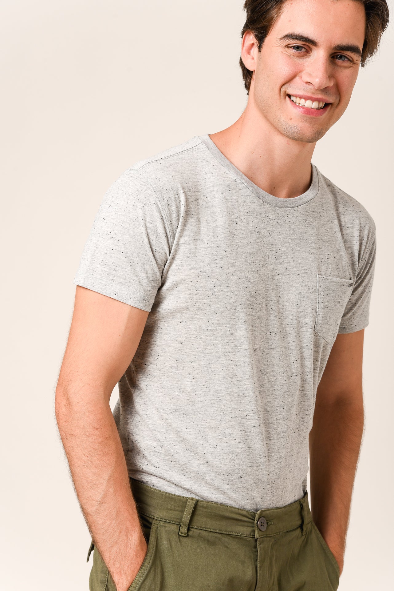 ΑΝΔΡΙΚΟ T-SHIRT ΓΚΡΙ ΑΝΟΙΧΤΟ ΜΕ ΜΙΚΡΟΣΧΕΔΙΟ ΣΤΗΝ ΥΦΑΝΣΗ