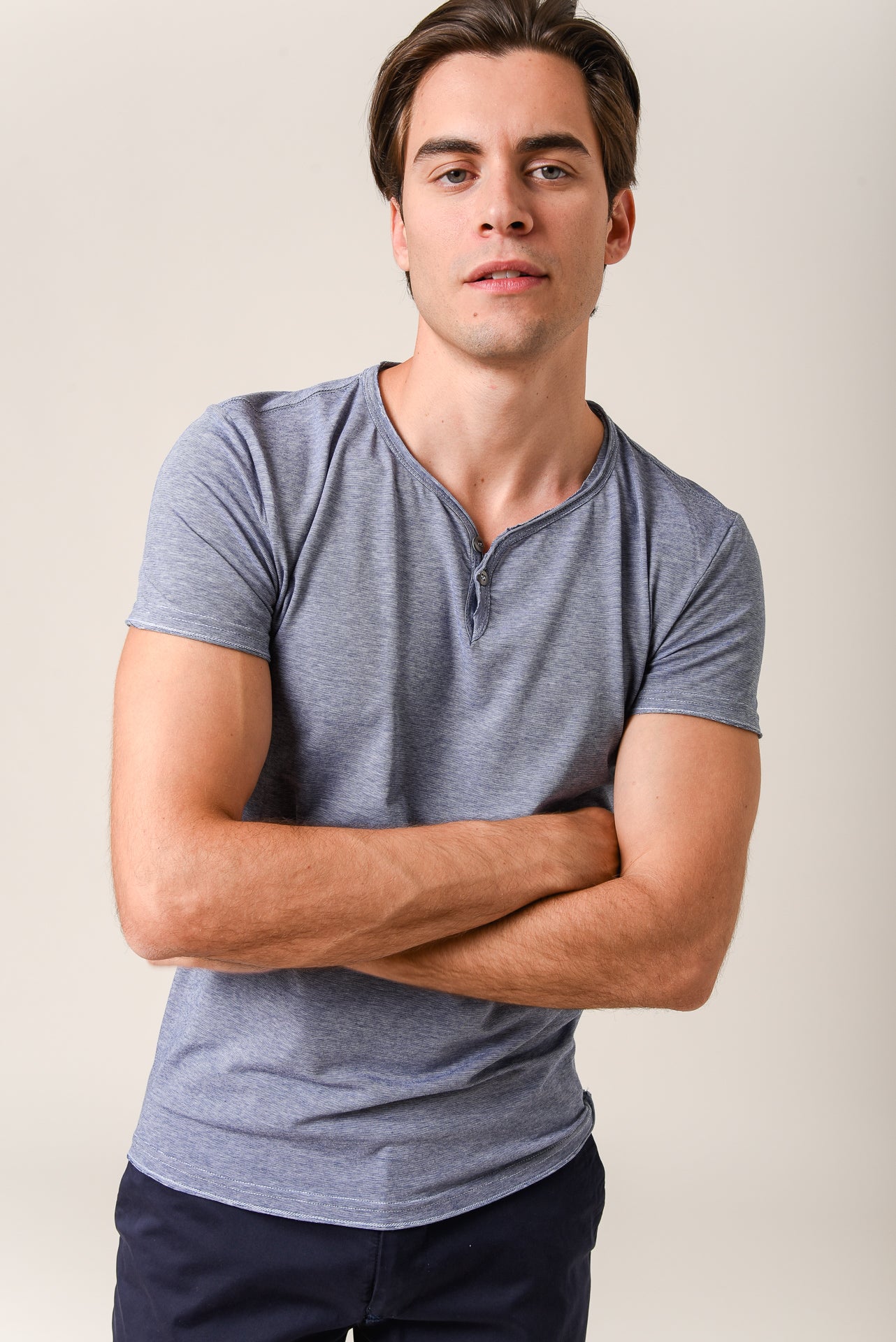 ΑΝΔΡΙΚΟ T-SHIRT ΜΠΛΕ ΑΝΟΙΧΤΟ ΜΕ ΛΑΙΜΟΚΟΨΗ ΜΕ ΔΥΟ ΚΟΥΜΠΙΑ